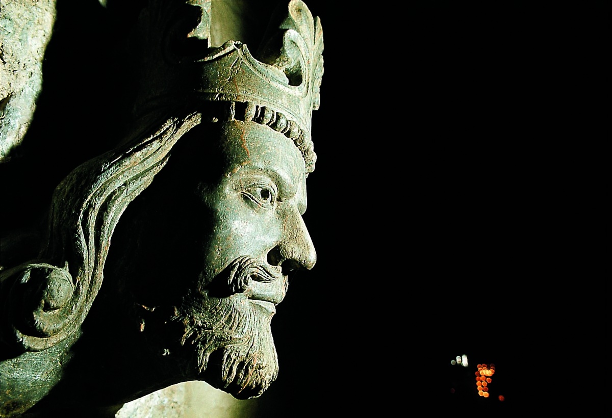 Statue av kong Magnus Lagabøte