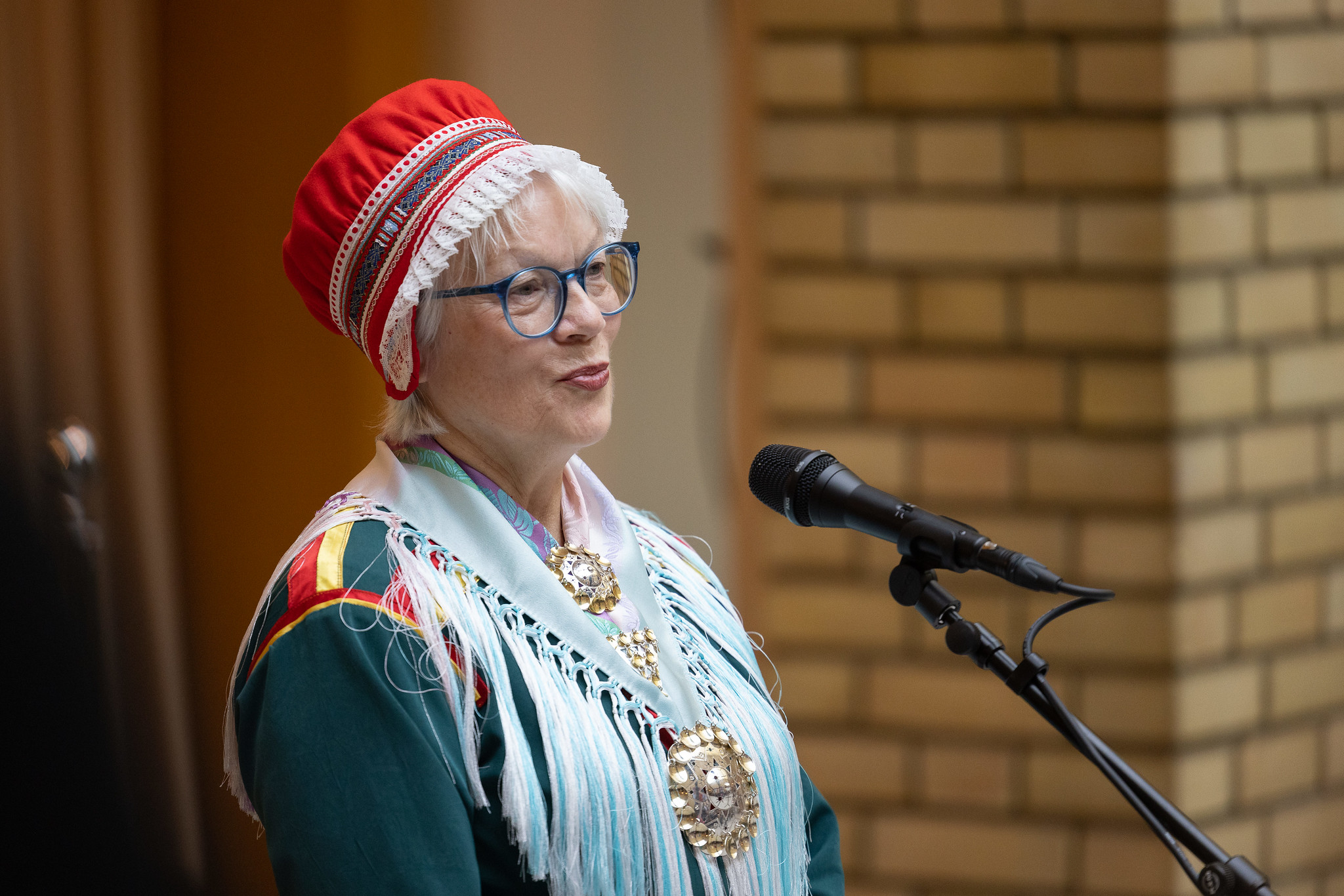 Kunstneren Britta Marakatt-Labba snakker i en mikrofon. 