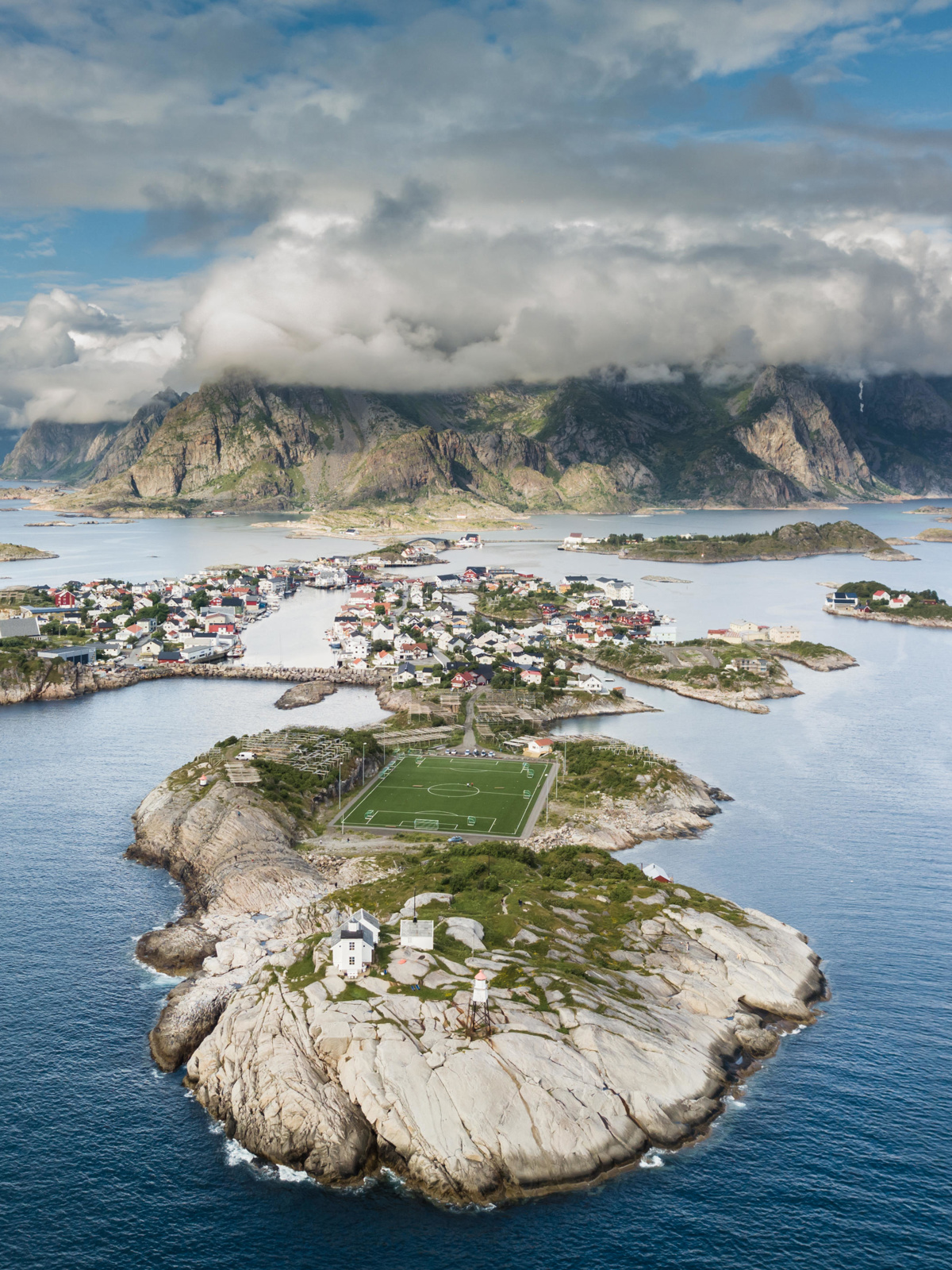 Fotballbanen i Henningsvær i Lofoten. Fotballbanen dekker store deler av øya den ligger på.