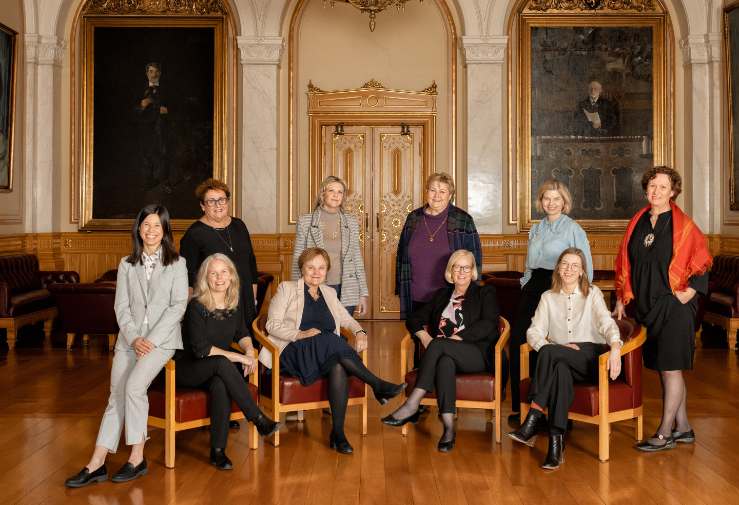 Ti kvinner i Eidsvollsgalleriet på Stortinget.