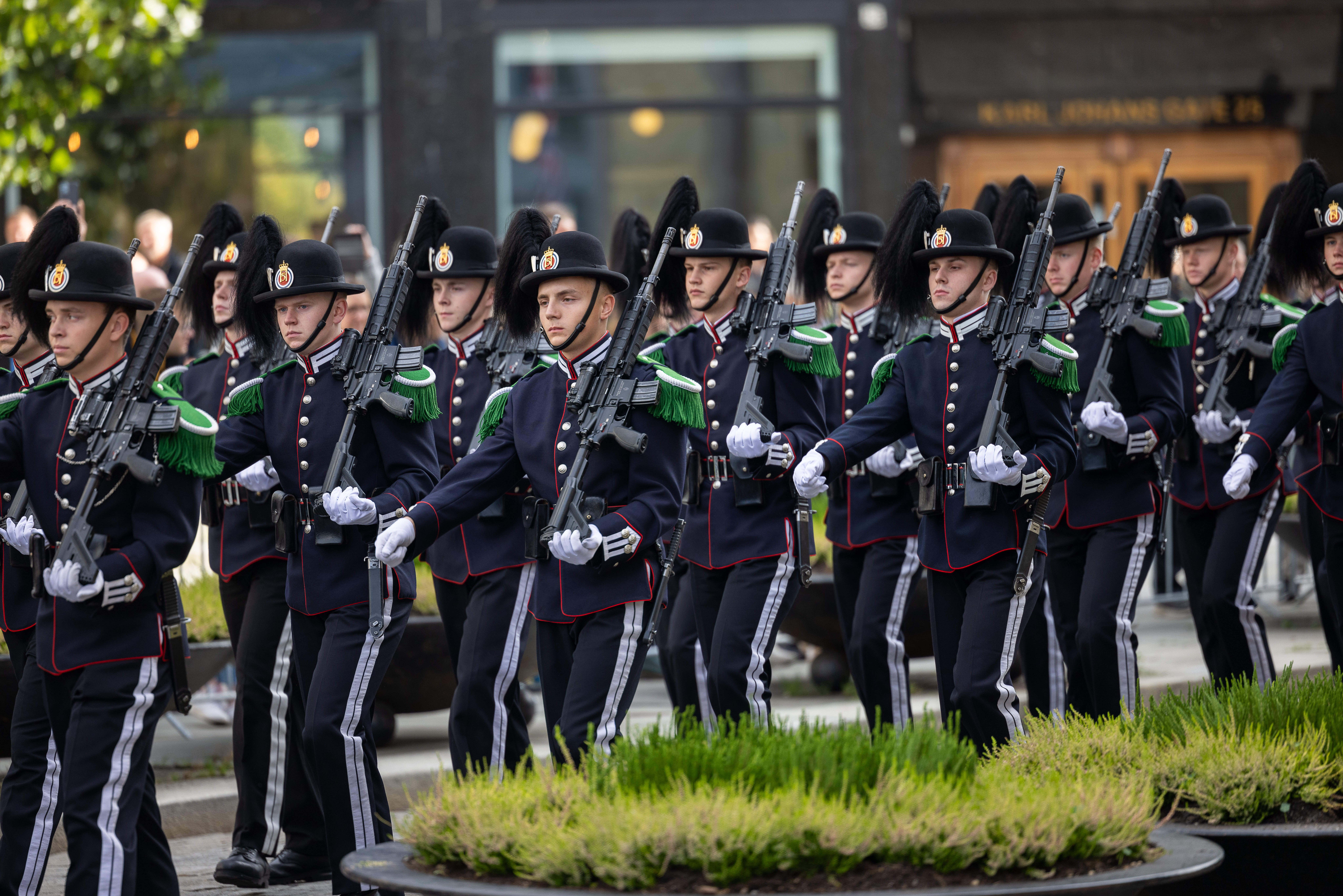 Soldater fra kongens garde marsjerer på gaten.