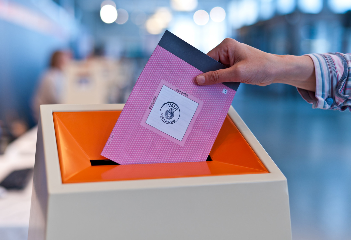 En stemmeseddel legges i en valgurne