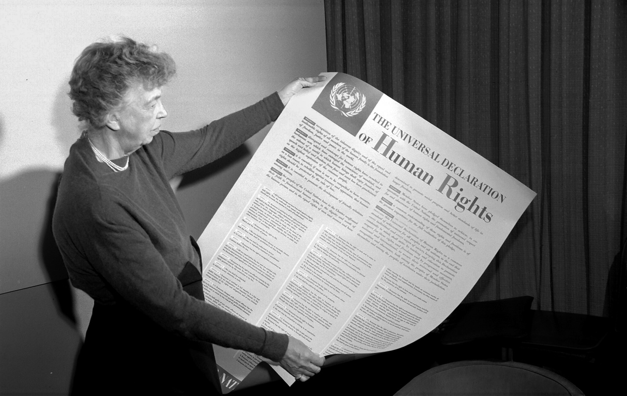 Eleanor Roosevelt leser FNs menneskerettighetserklæring.