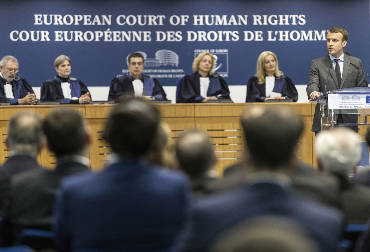 Frankrikes president Emmanuel Macron holder en tale i Den europeiske menneskerettighetsdomstolen.