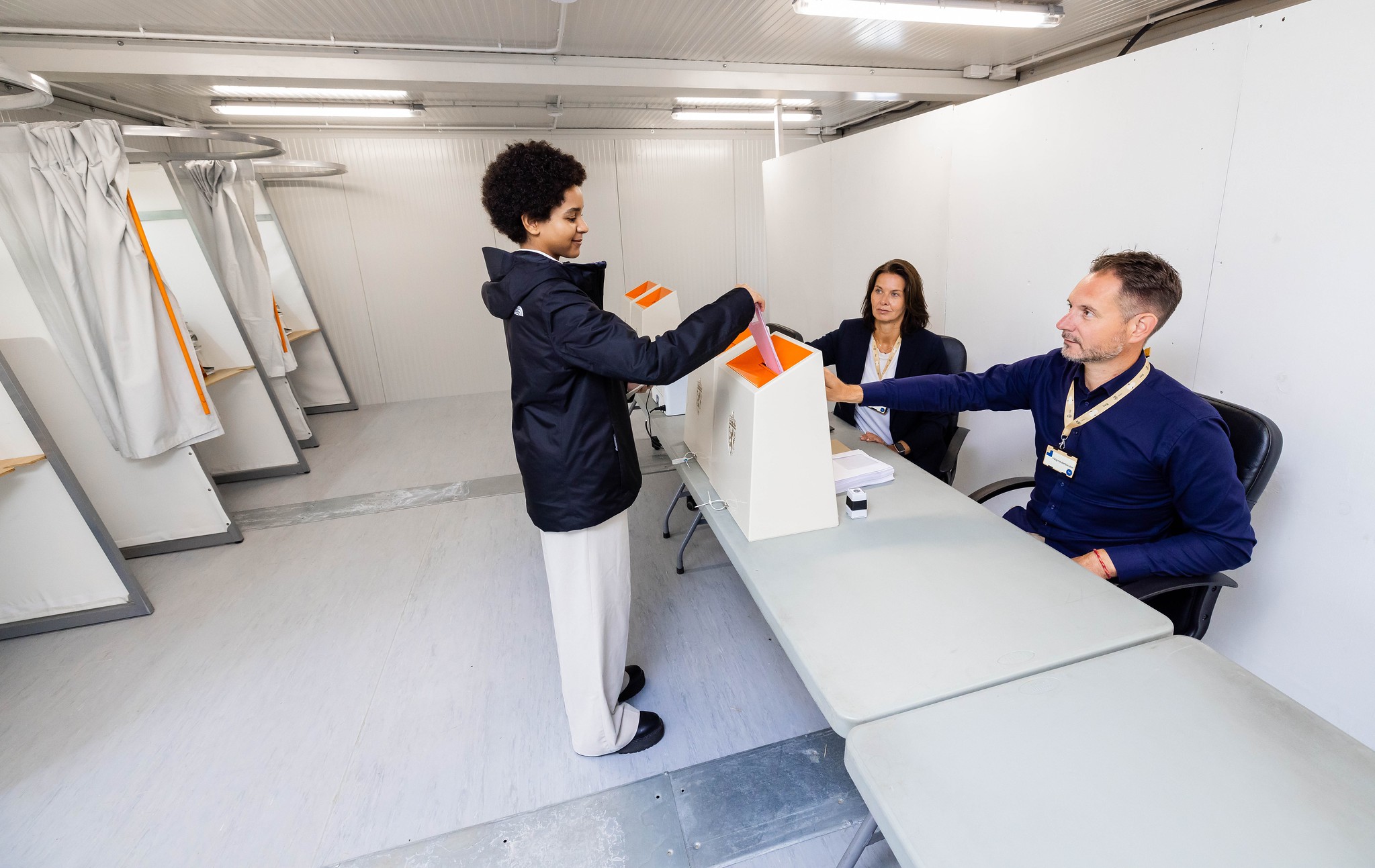 Person avlegger stemme.