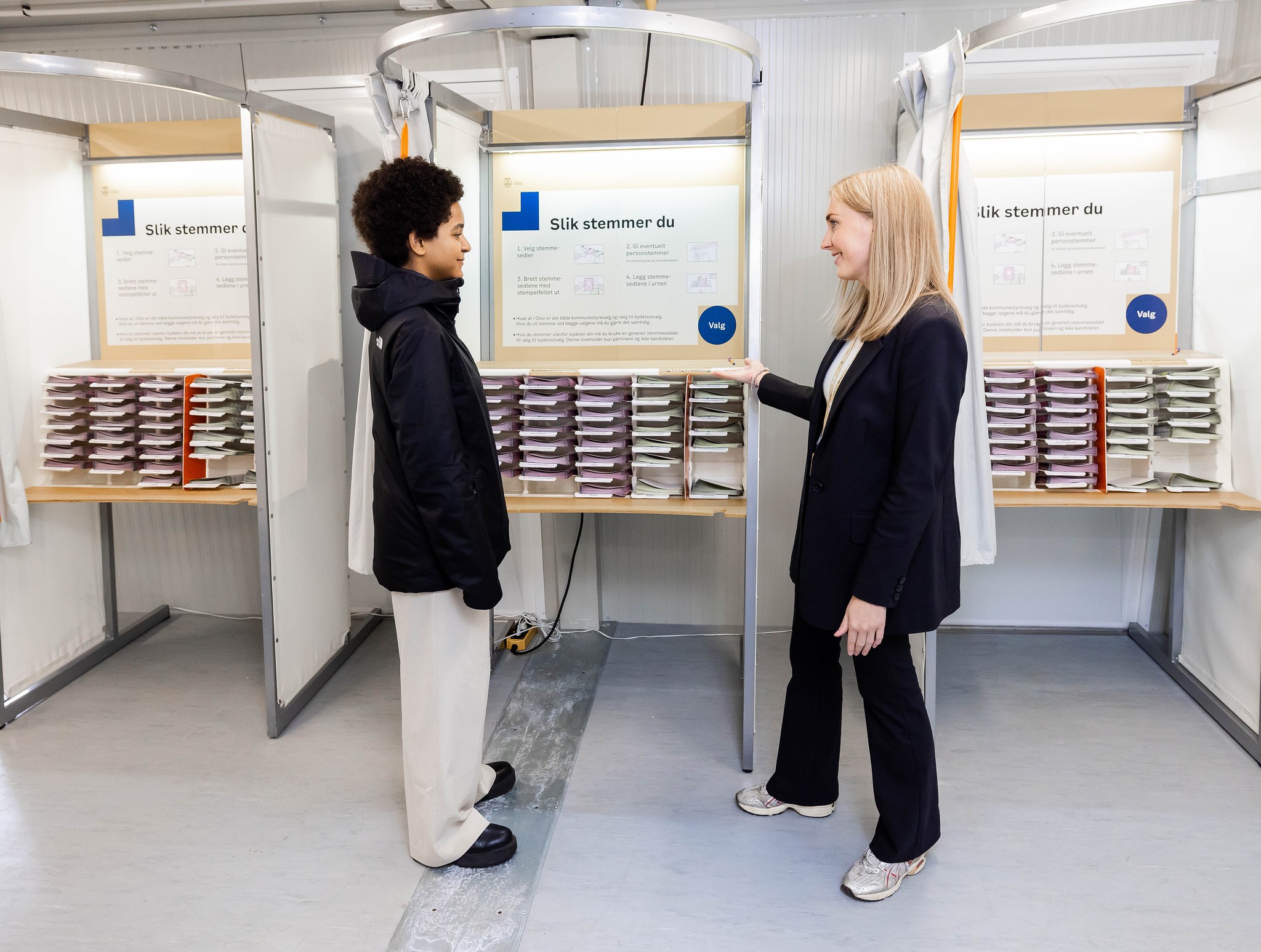 Person går inn i valglokale