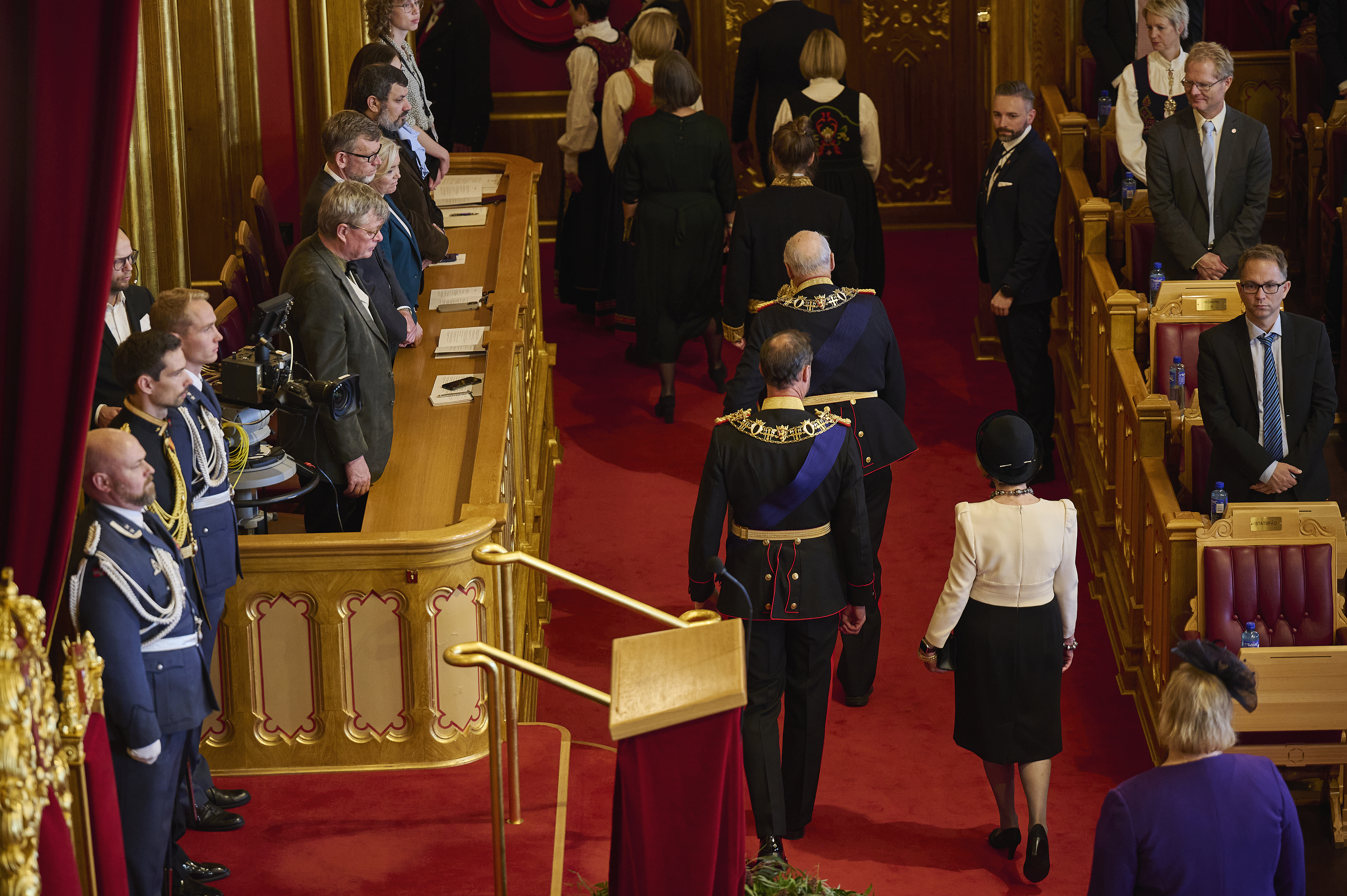 Kongen går ut av stortingssalen.