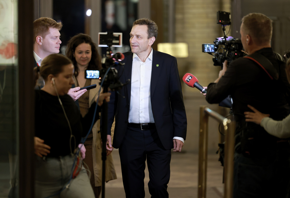 MDG-leder Arild Hermstad på vei inn på Stortinget.