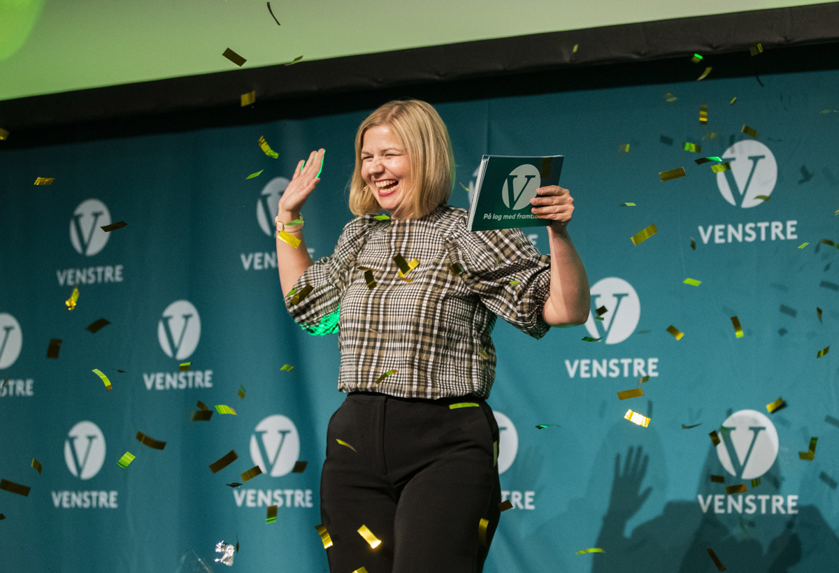 Guri Melby smiler på scenen under Venstres landsmøte i 2020.