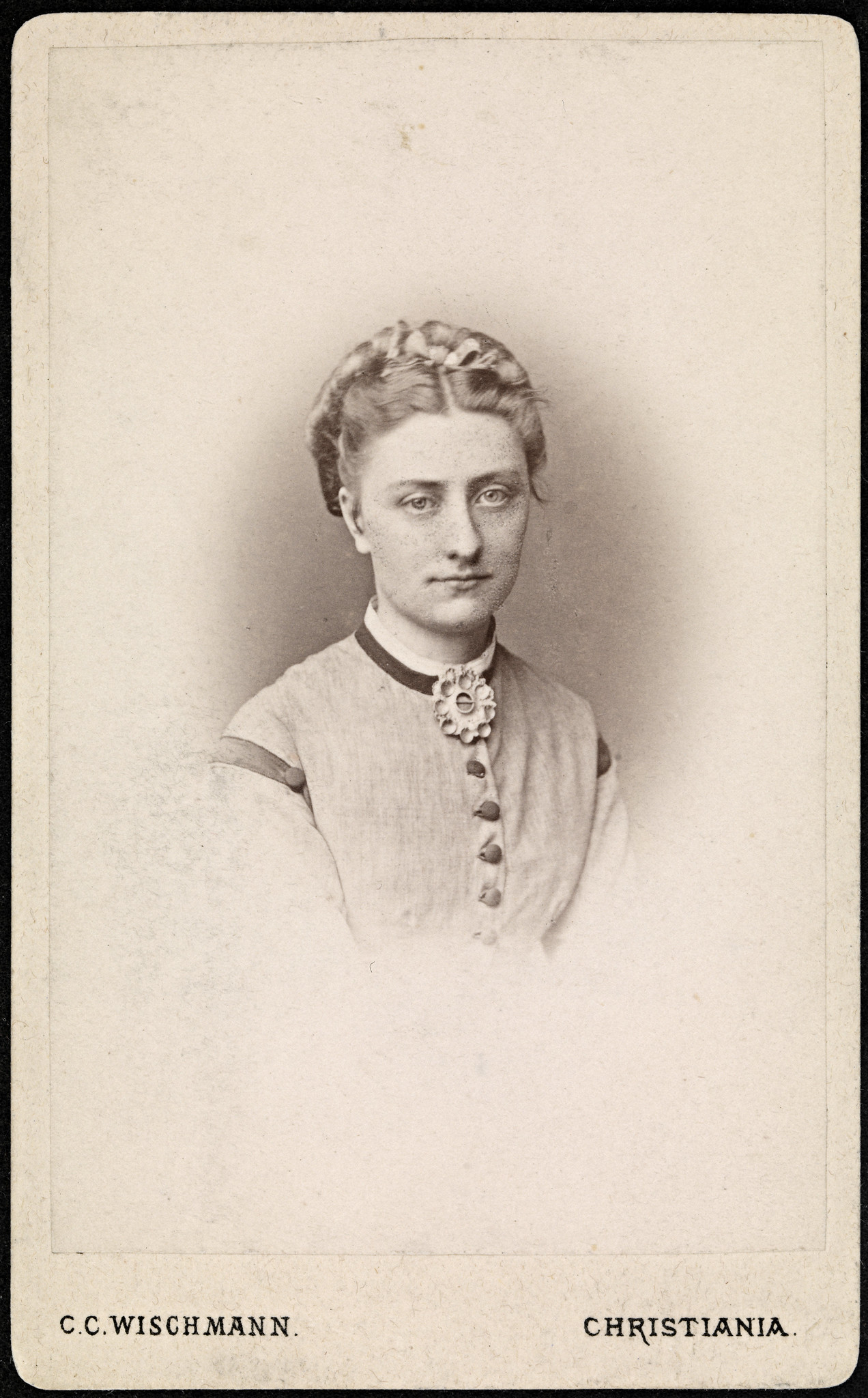 Svart hvitt bilde av en ung kvinne. 