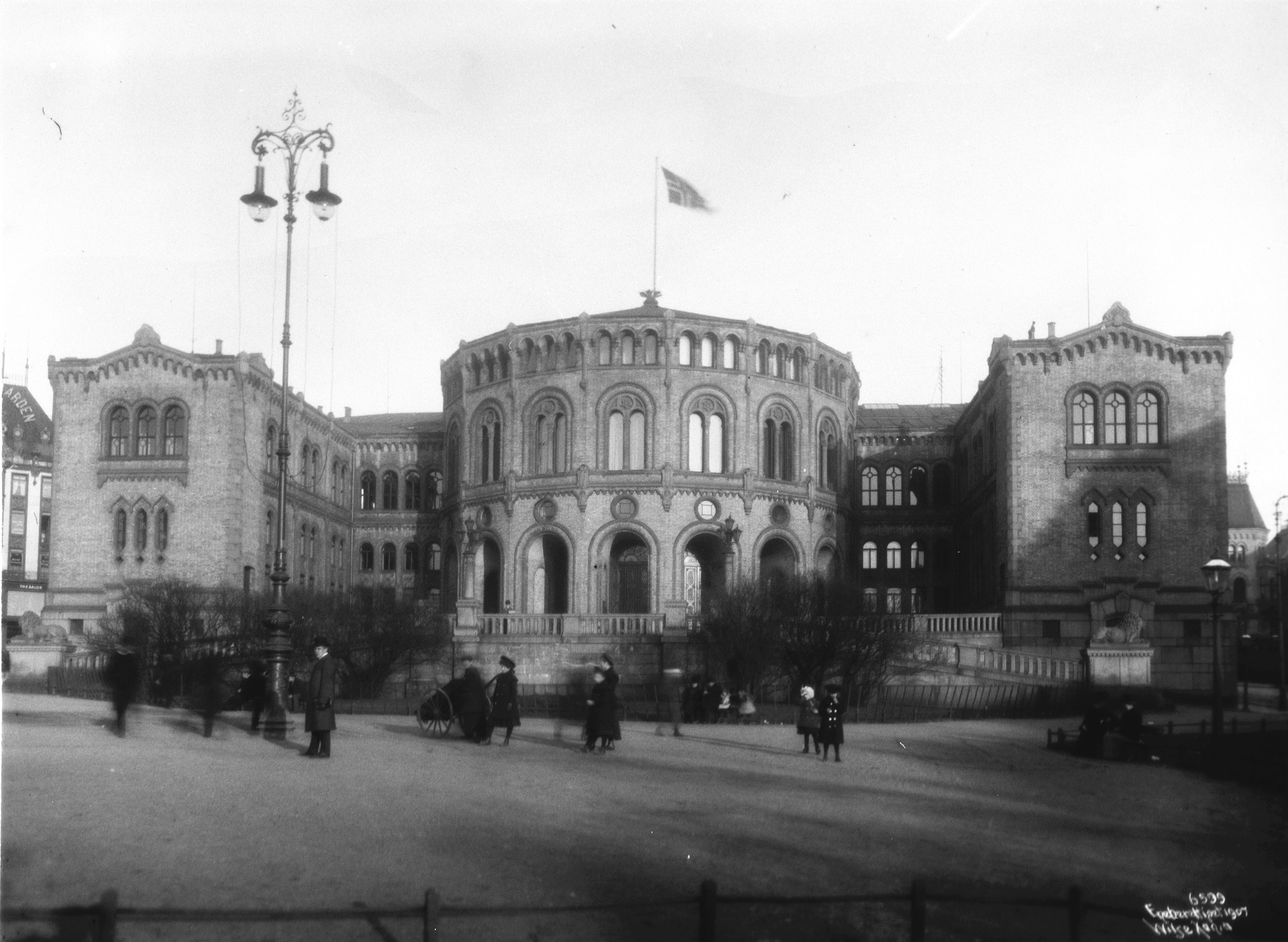 Svart hvitt bilde av Stortinget.