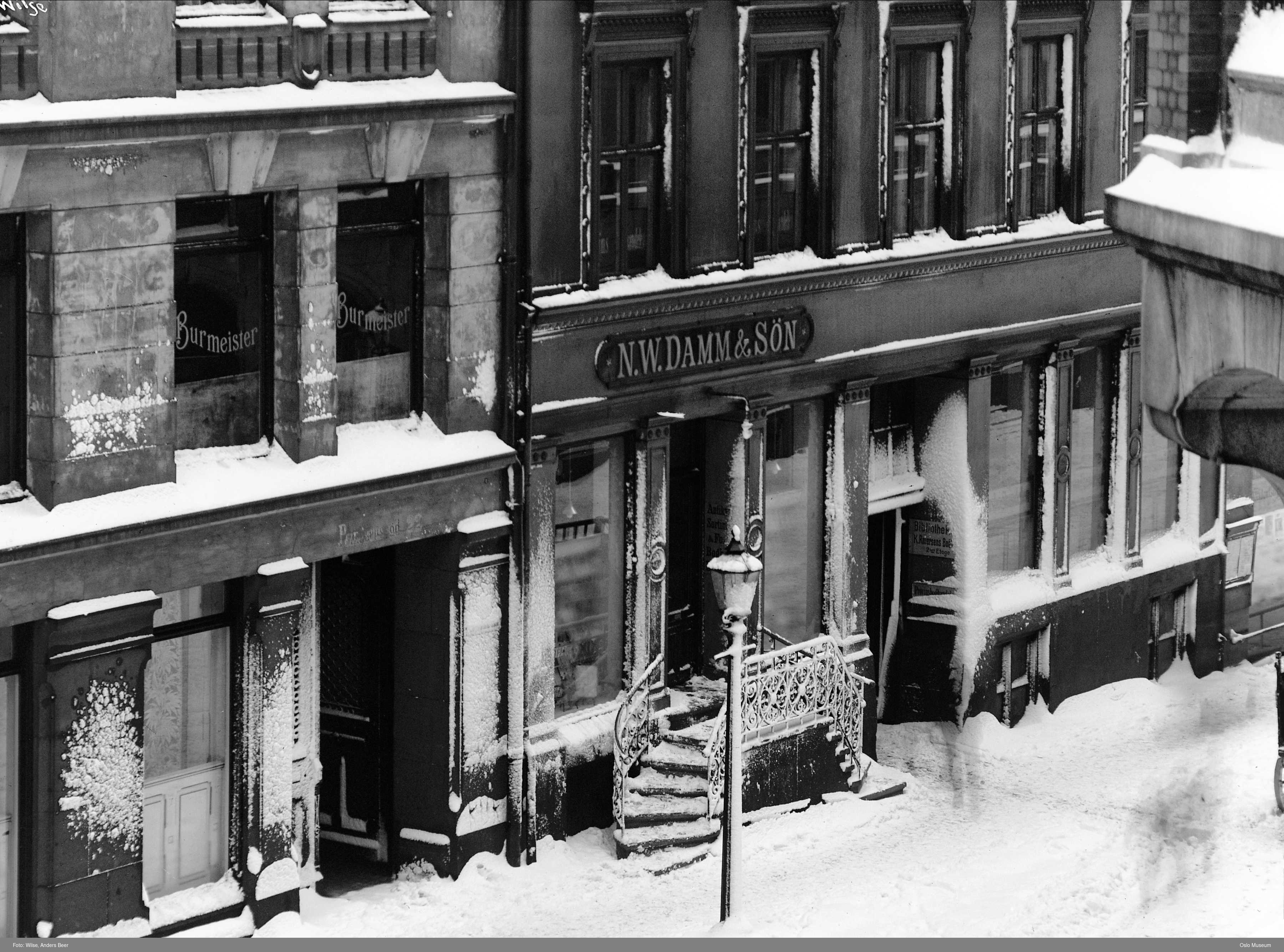 Svart hvitt bilde av en bygate.