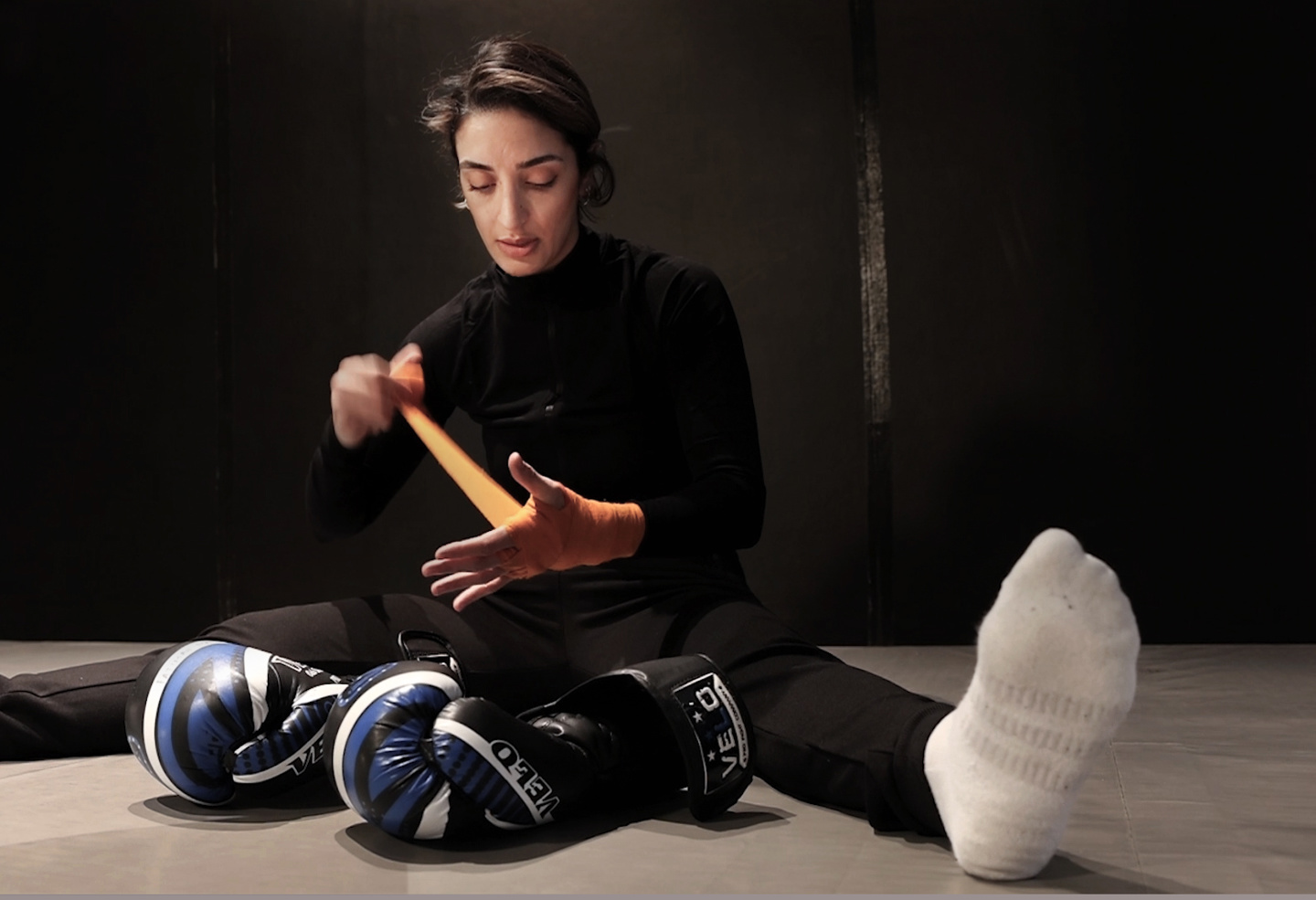 En kvinne gjør seg klar for boksetrening.