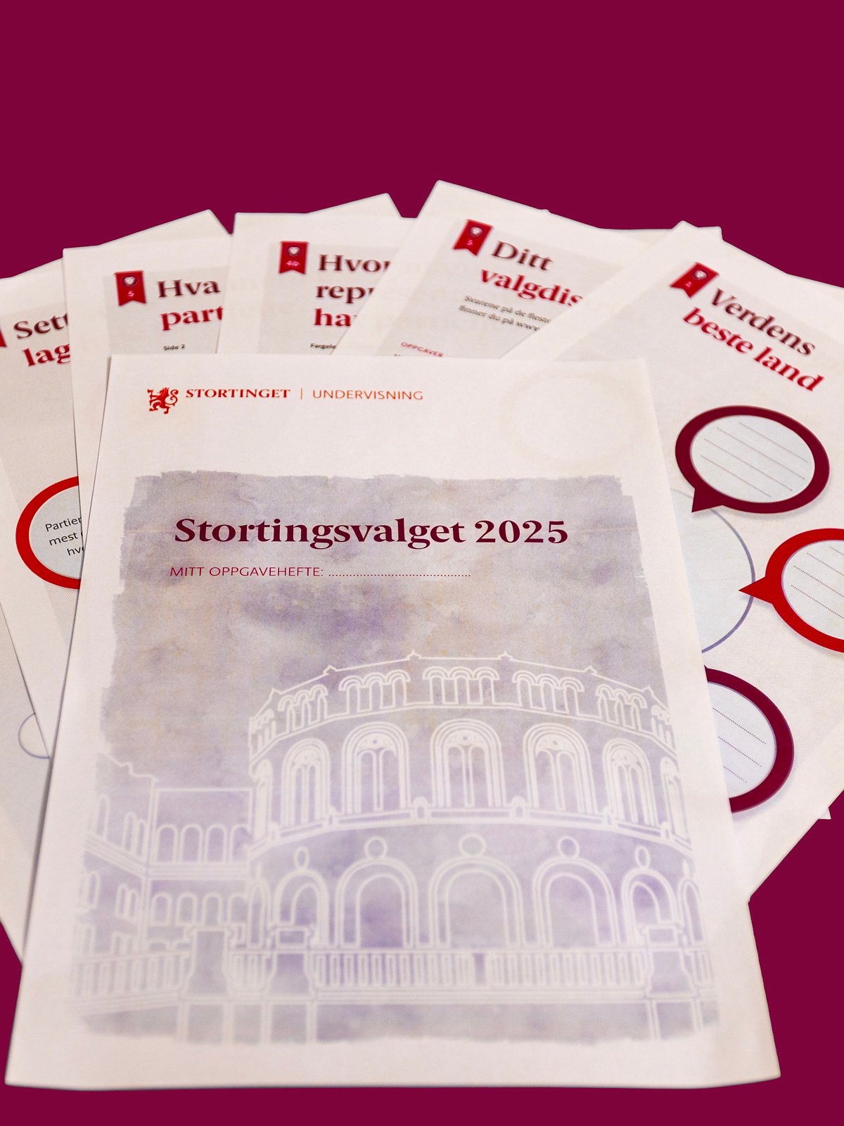 Bilde av sidene i oppgavehefte om stortingsvalget 2025.