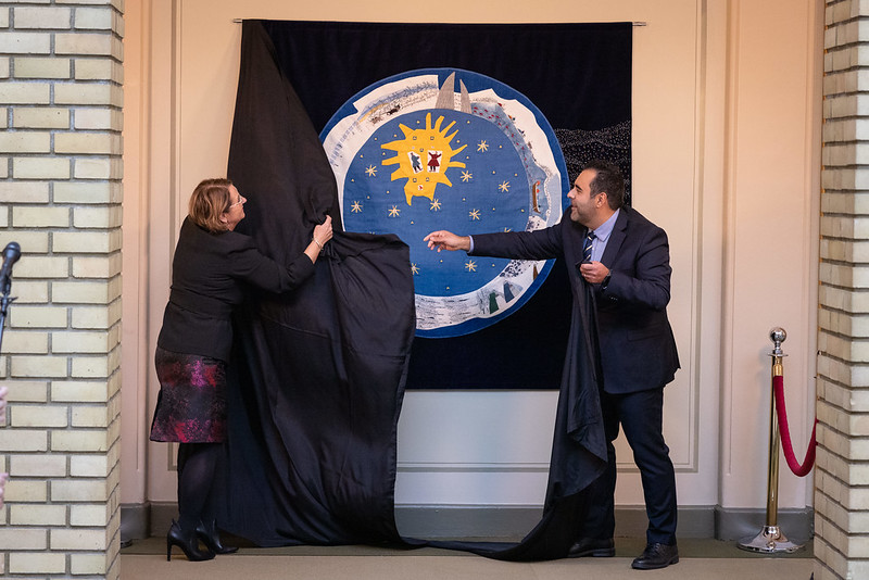 Tone Trøen og Masud Gharahkhani avduker kunstverket Melkeveien.