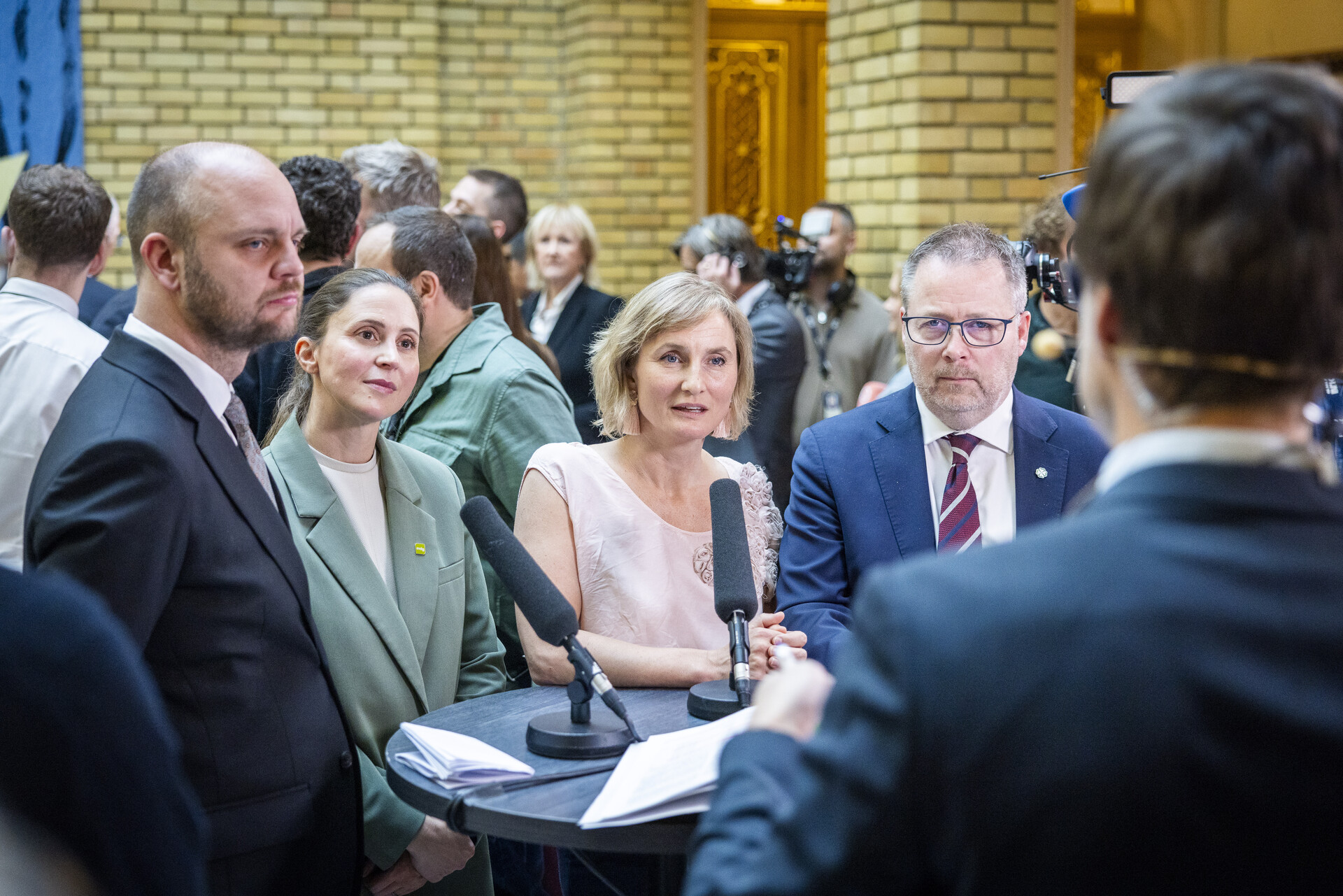 Fire politikere intervjues i vandrehallen.