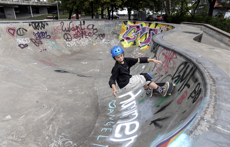 Gutt skater i en skatepark.