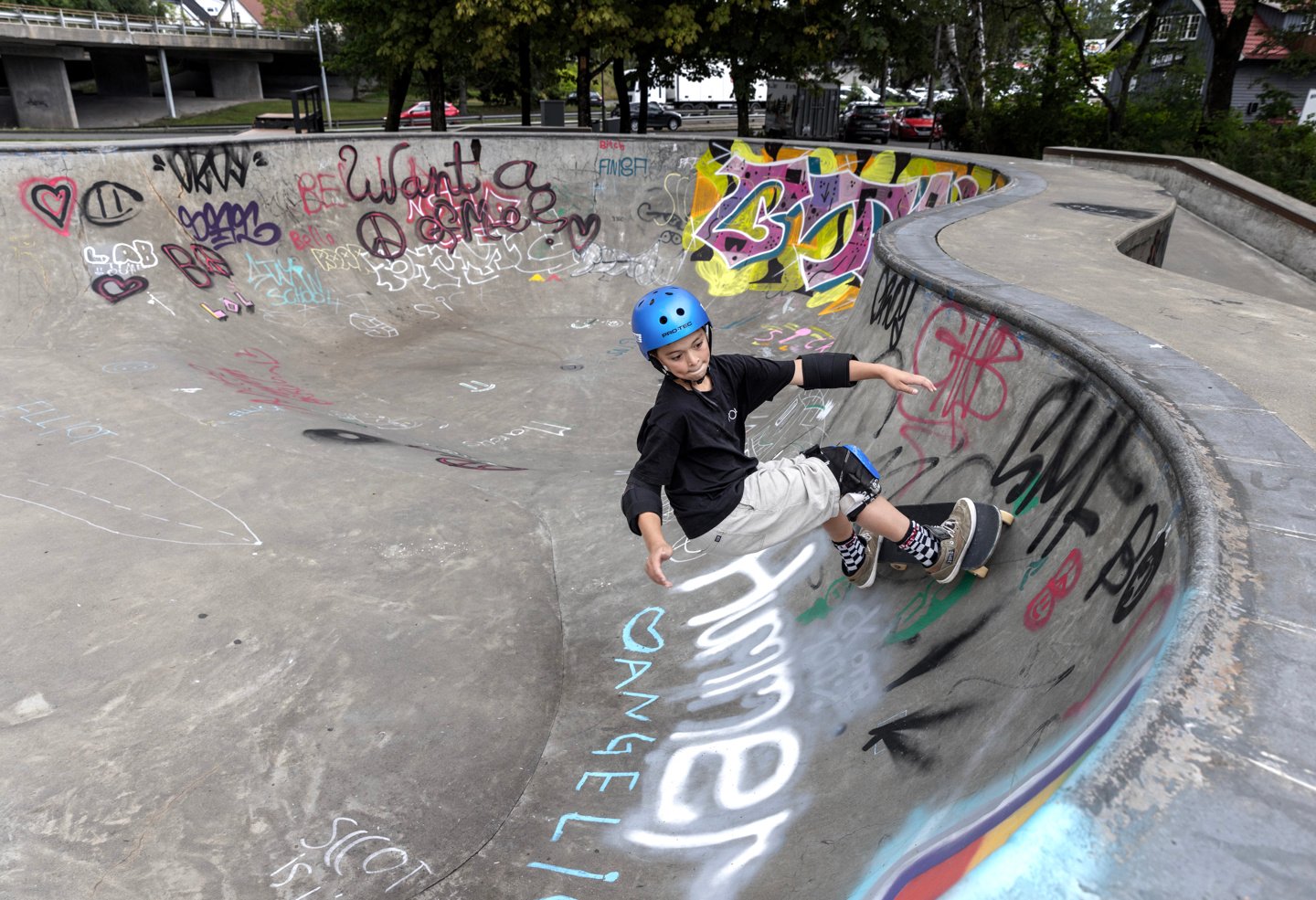 Gutt skater i en skatepark.