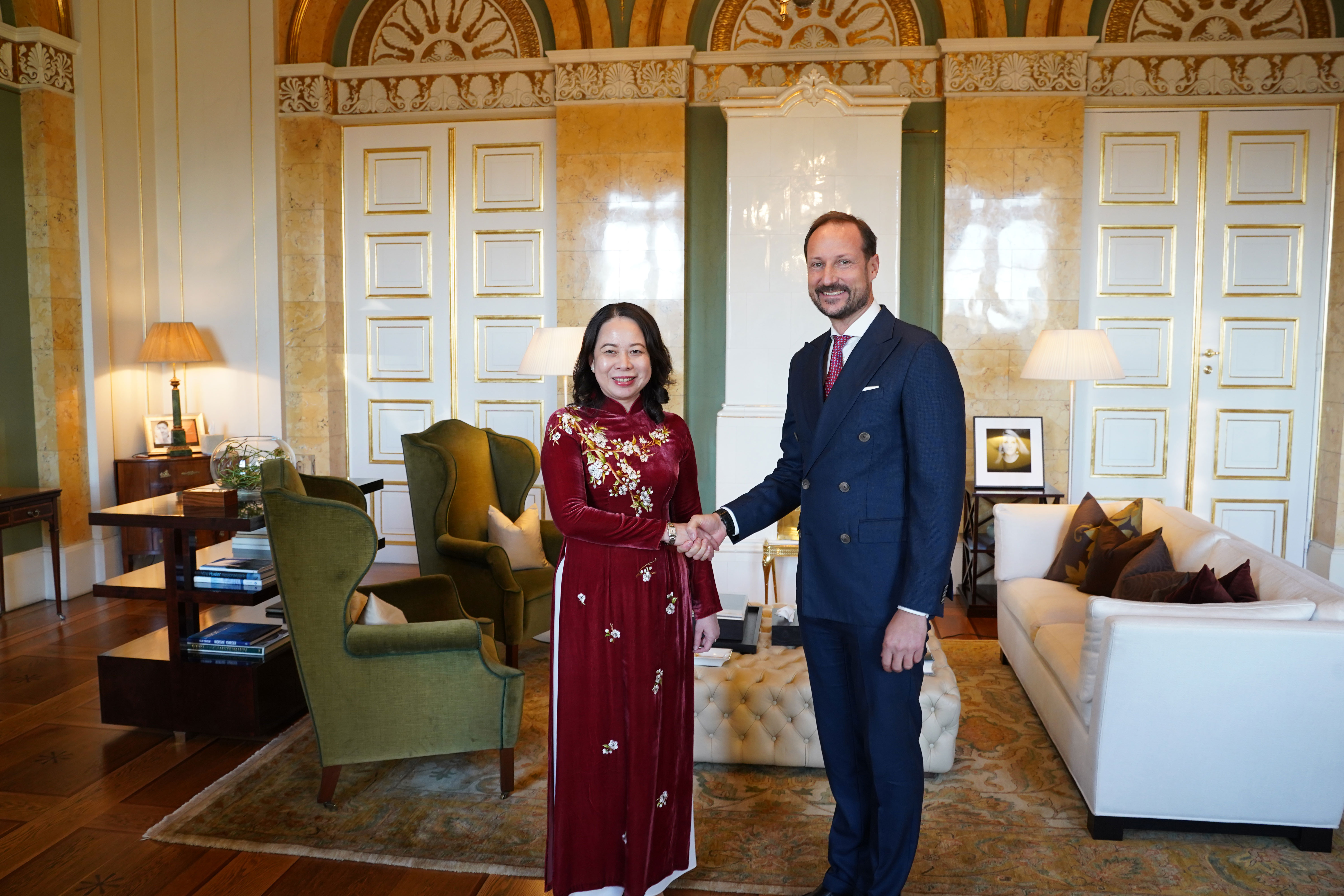 Kronprinsen håndhilser på en kvinne