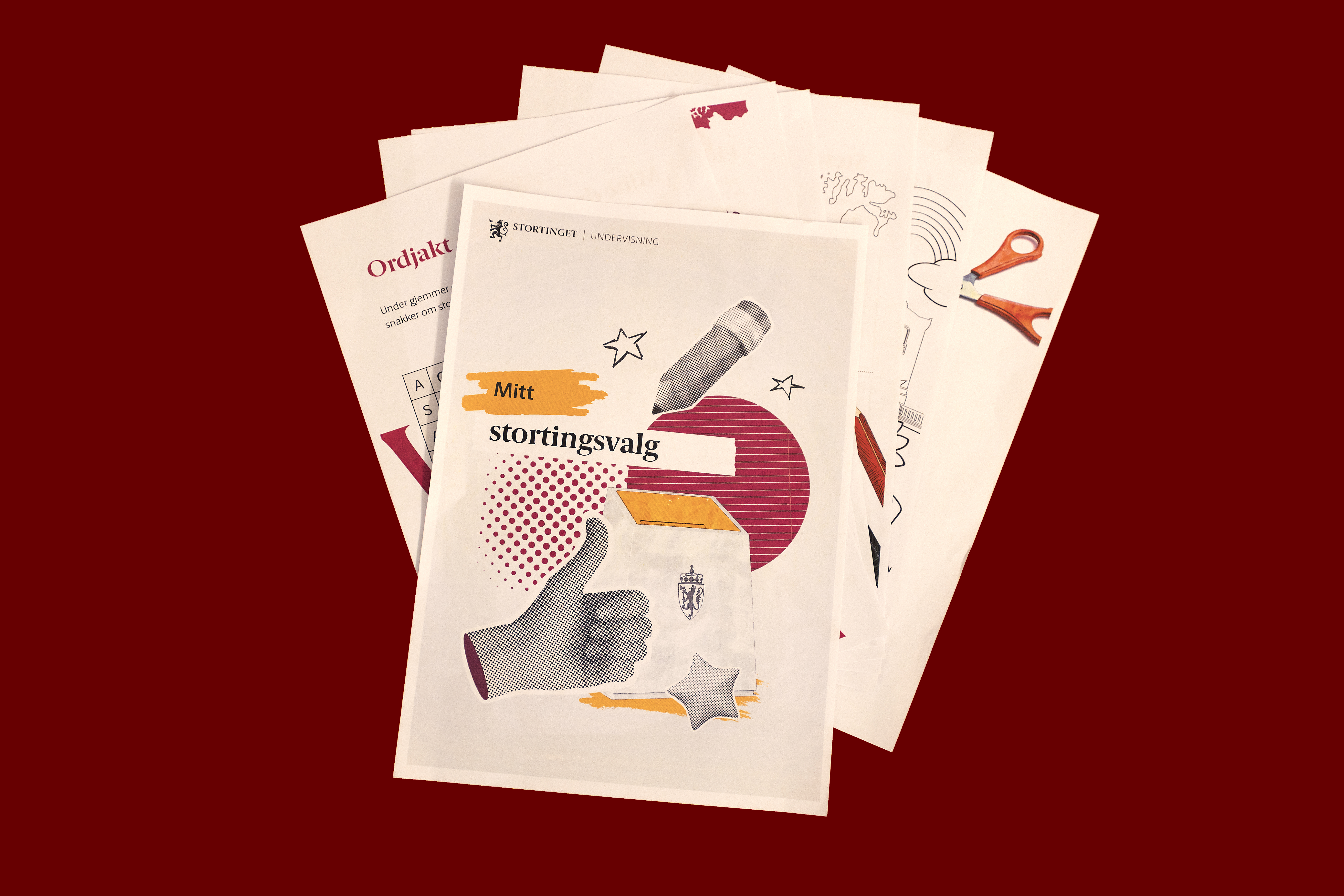 Ark fra oppgaveheftet ligger oppå hverandre. Første side er en illustasjon med en hånd, en mikrofon og en tommel opp.