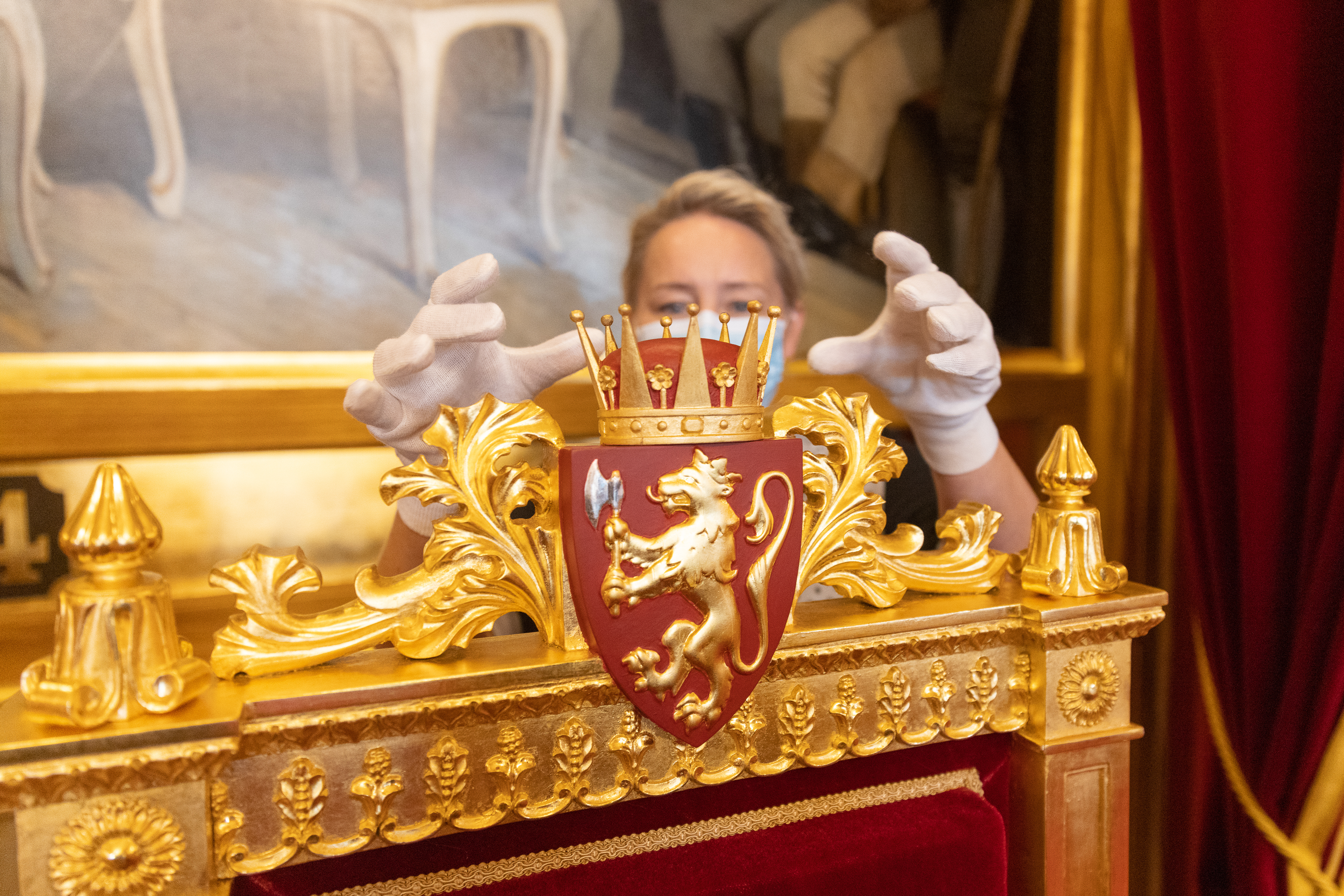 Tronstolen med riksvåpenet på toppen. Stolen er gullforgylt. 