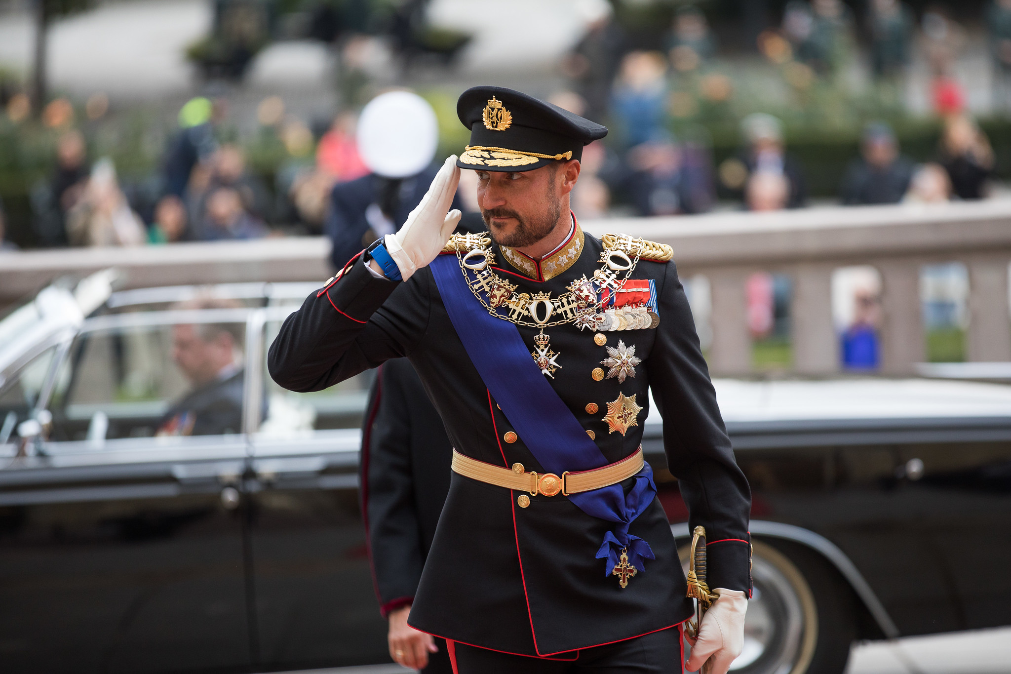 Kronprins Haakon hilser i det han ankommer Stortinget.