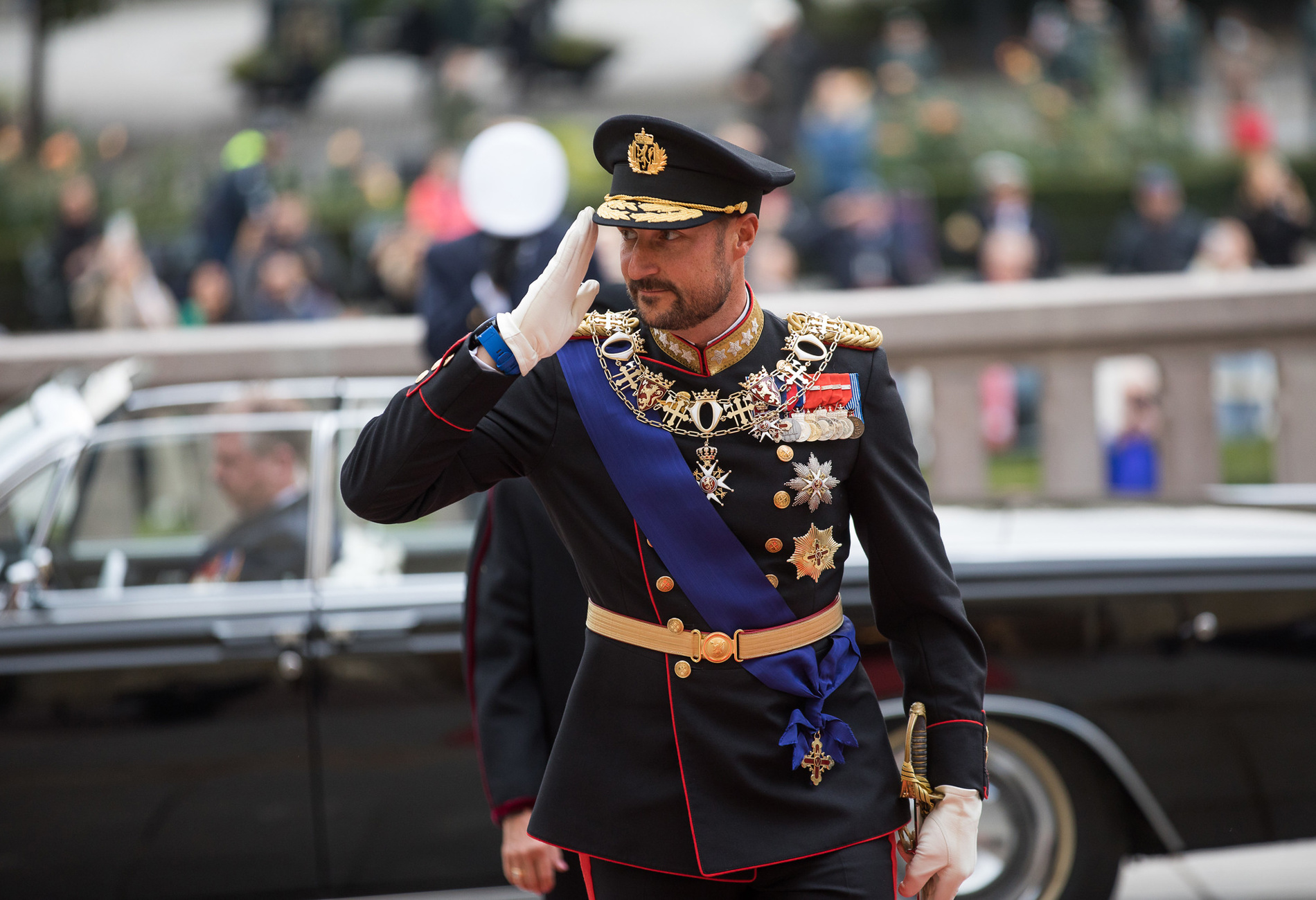 Kronprins Haakon hilser i det han ankommer Stortinget.
