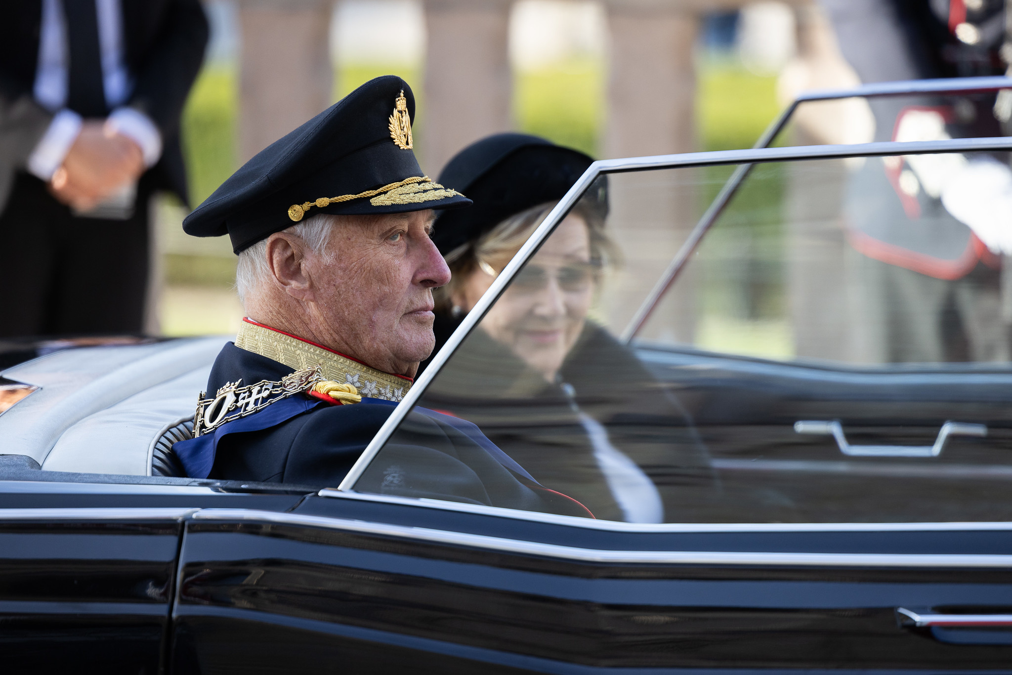 Kong Harald og dronning Sonja forlater Stortinget i en sort bil.