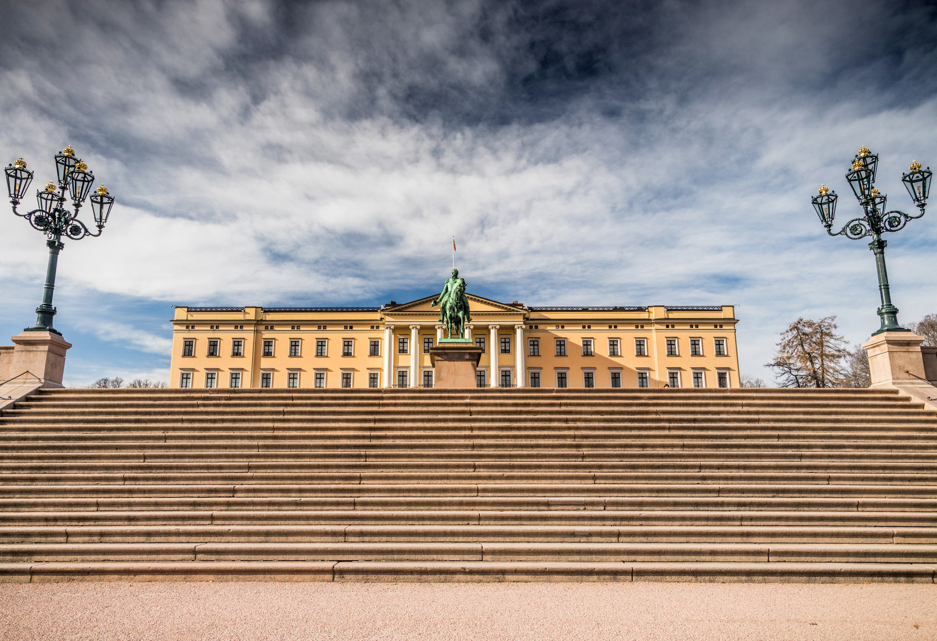 Slottstrappa med Slottet i bakgrunn.