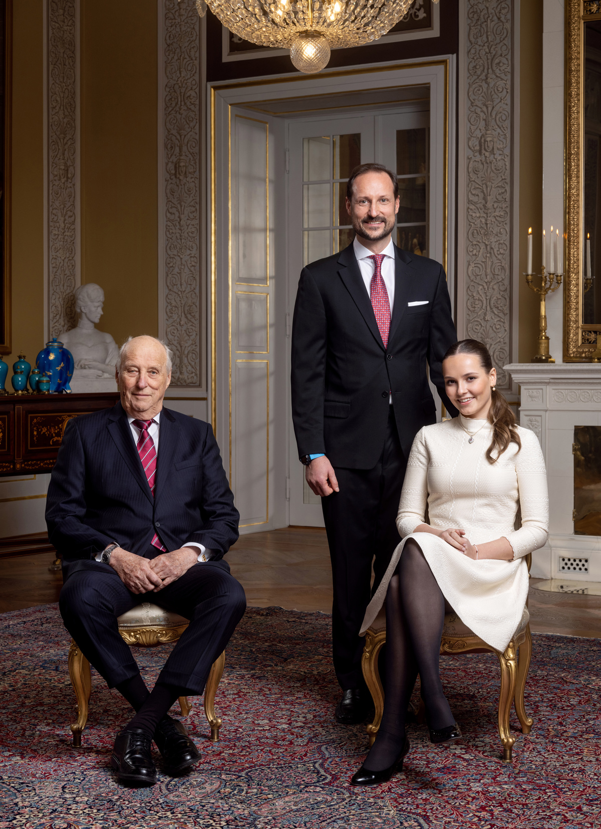 Portrett bilde av Kong Harald, kronprins Haakon og prinsesse Ingrid Alexandra.