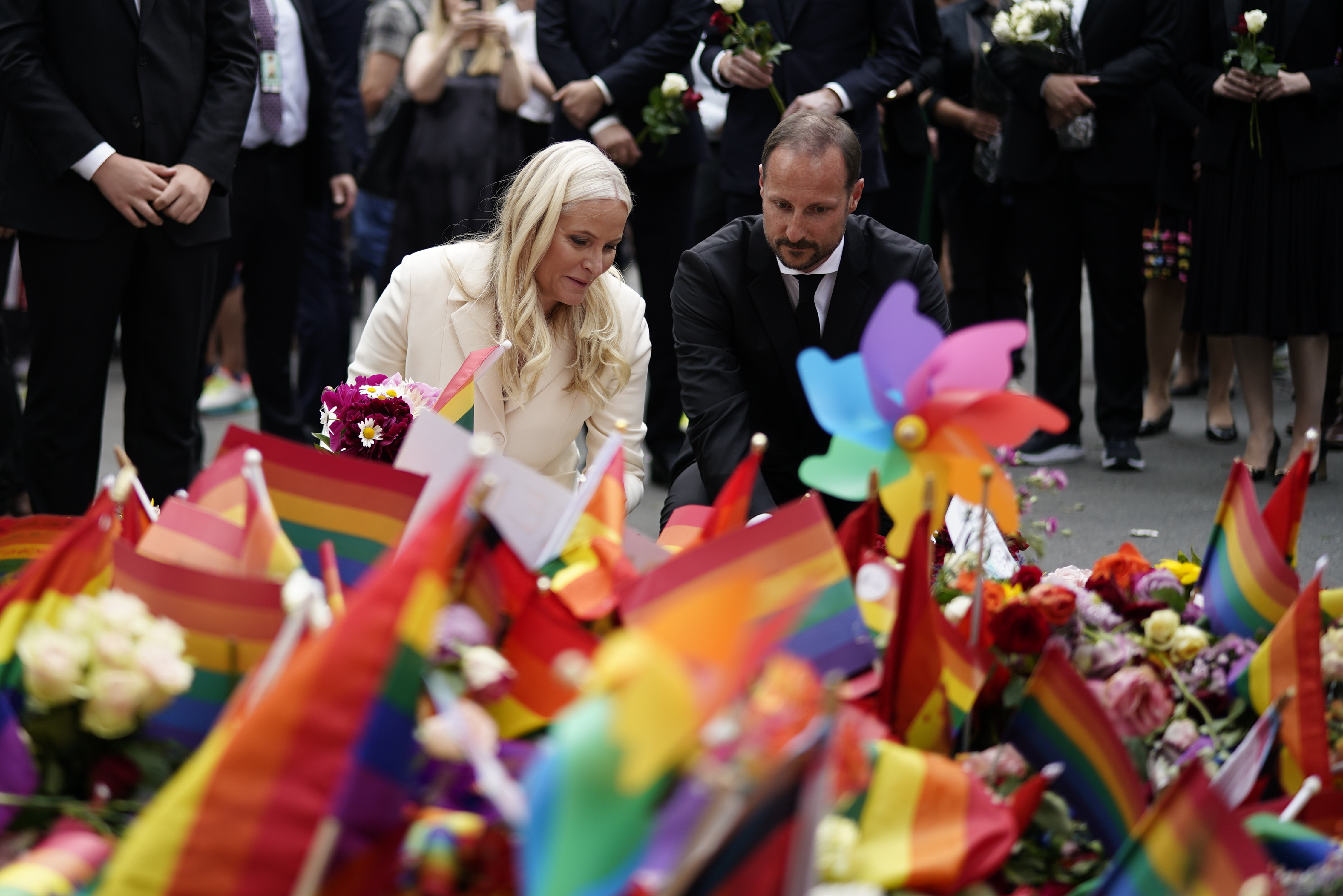 Kronprinsesse Mette-Marit og kronprins Haakon legger ned blomster etter skytingen mot pridefeiringen i Oslo 25. juni 2022.