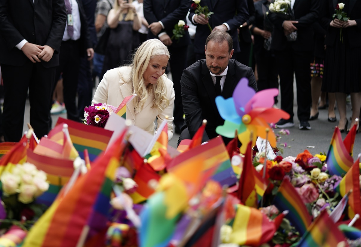 Kronprinsesse Mette-Marit og kronprins Haakon legger ned blomster etter skytingen mot pridefeiringen i Oslo 25. juni 2022.