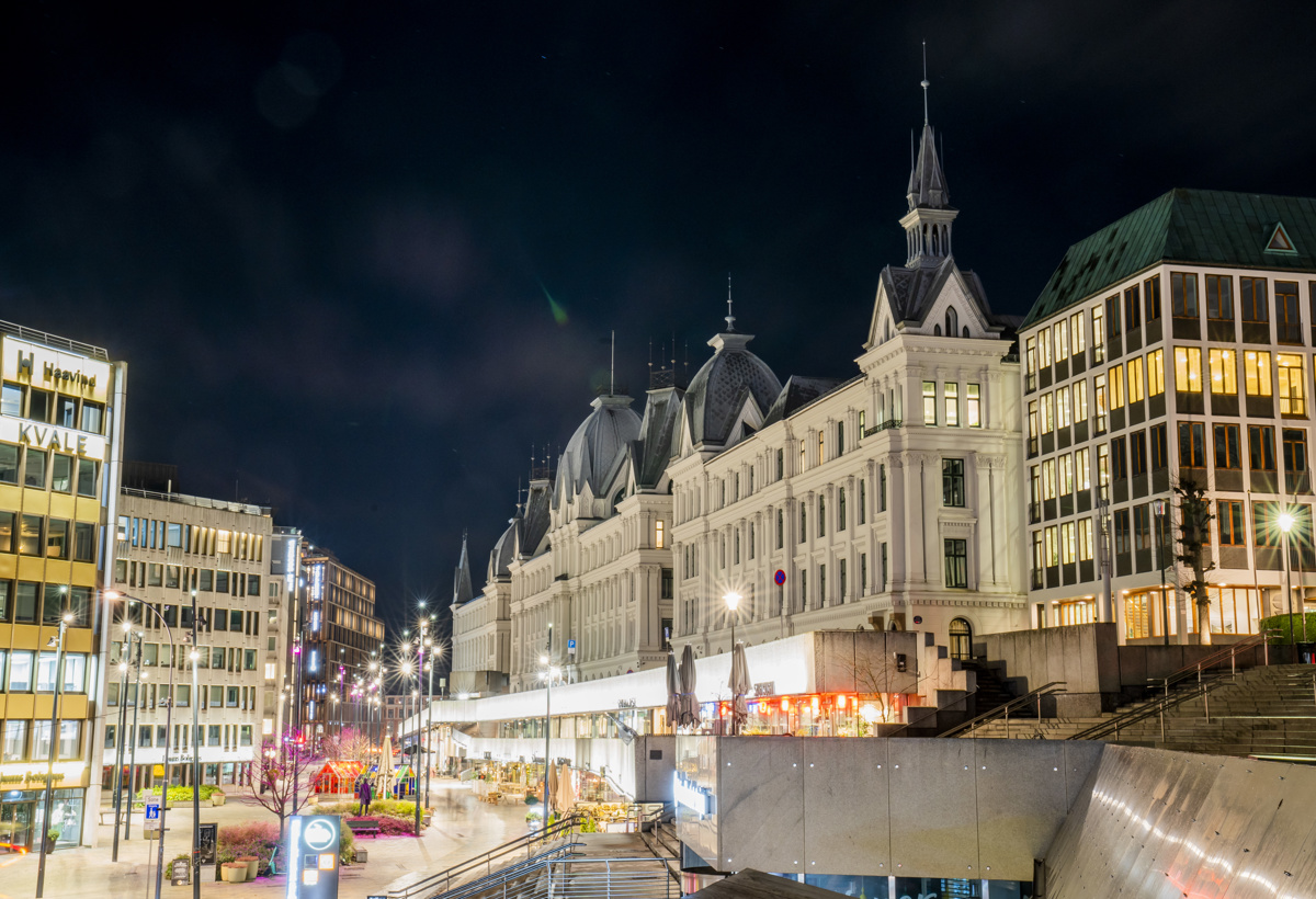 Kveldsbilde av Victoria terrasse i Oslo