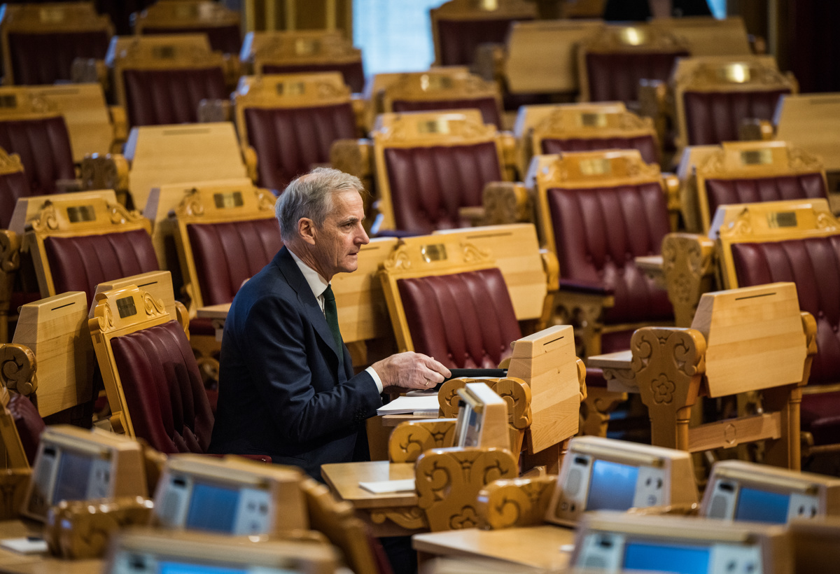 Statsministeren sitter i stortingssalen, på plassen sin.