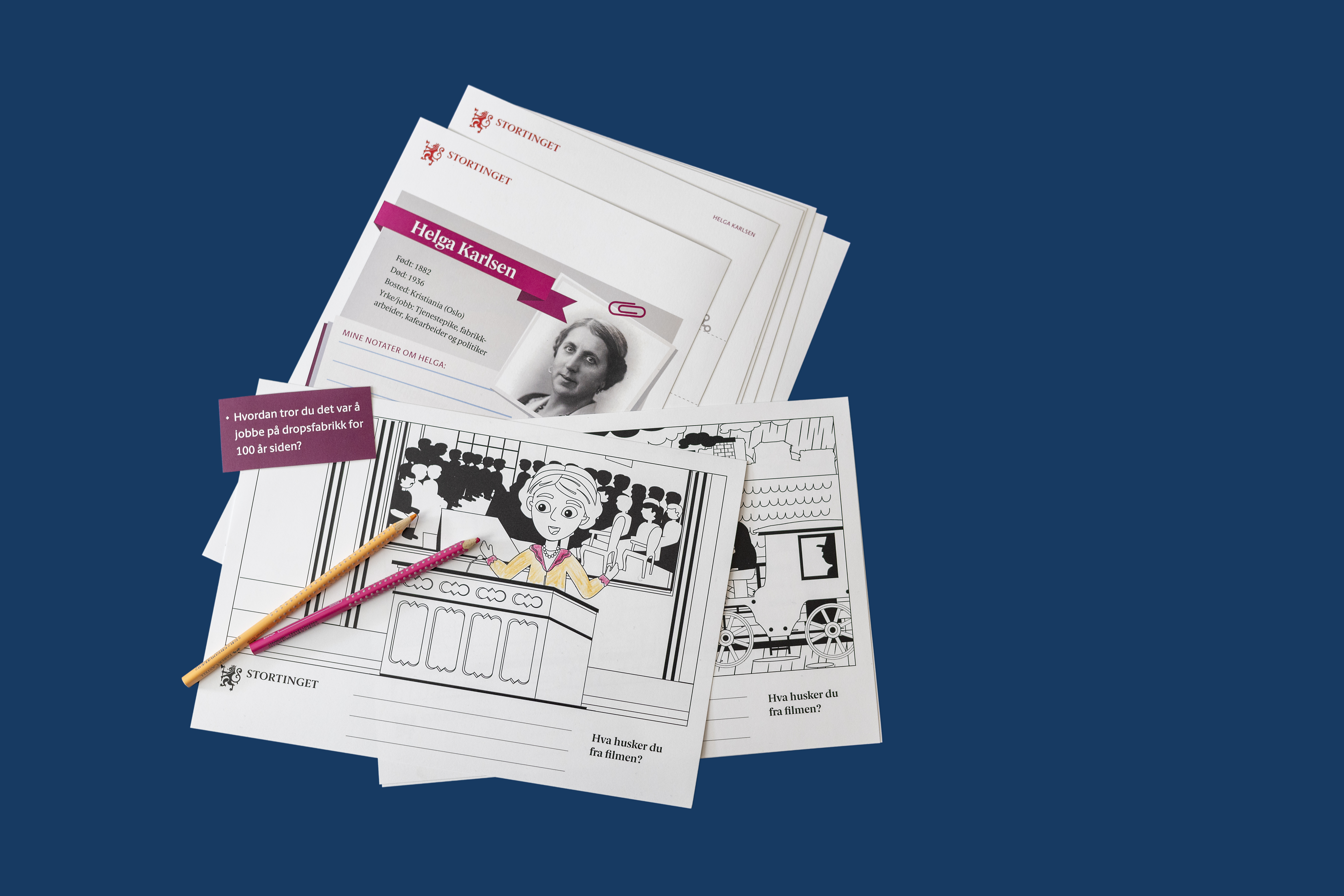 Ark fra oppgaveheftet ligger oppå hverandre. 