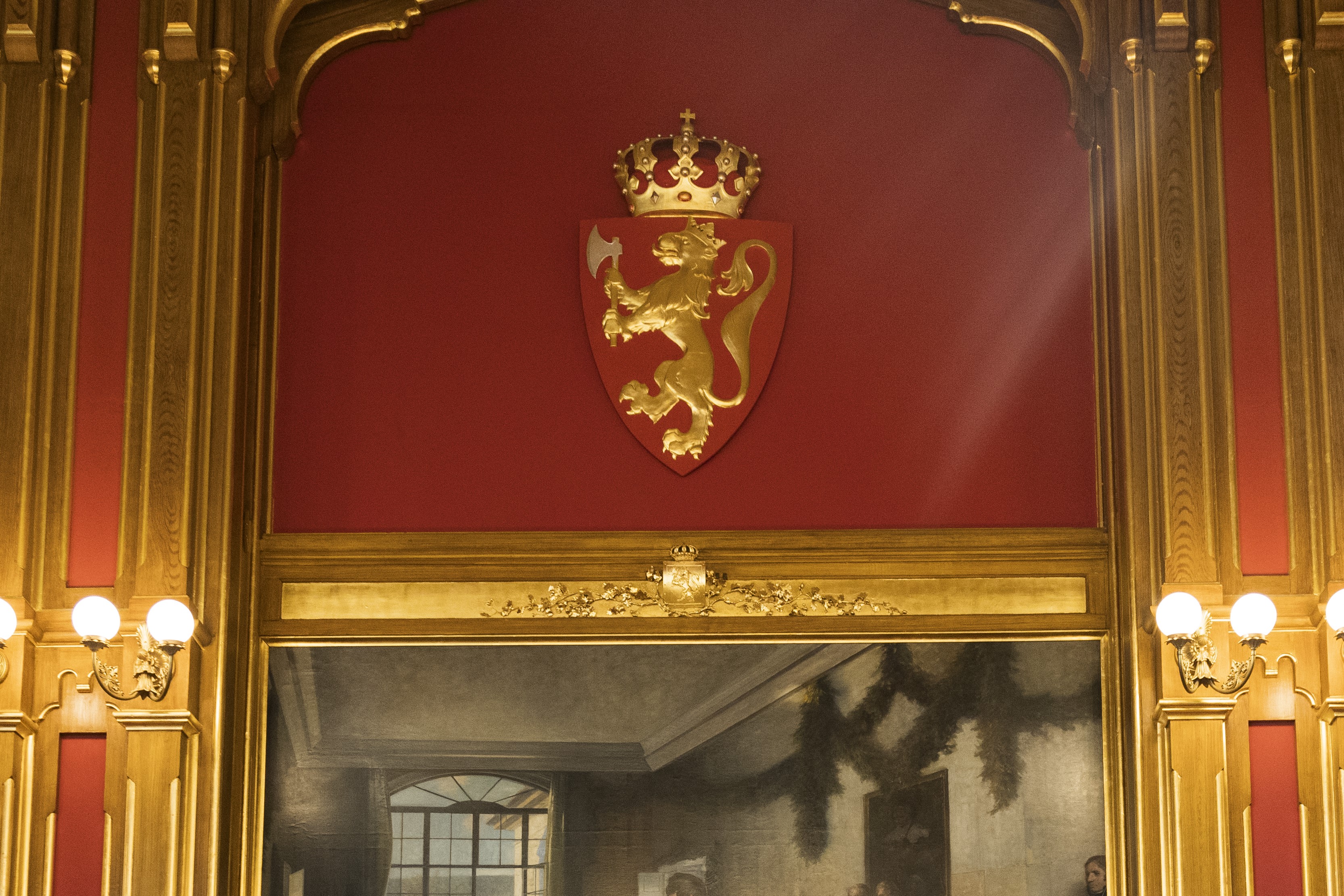 Riksvåpenet. En løve i gull holder en øks. 