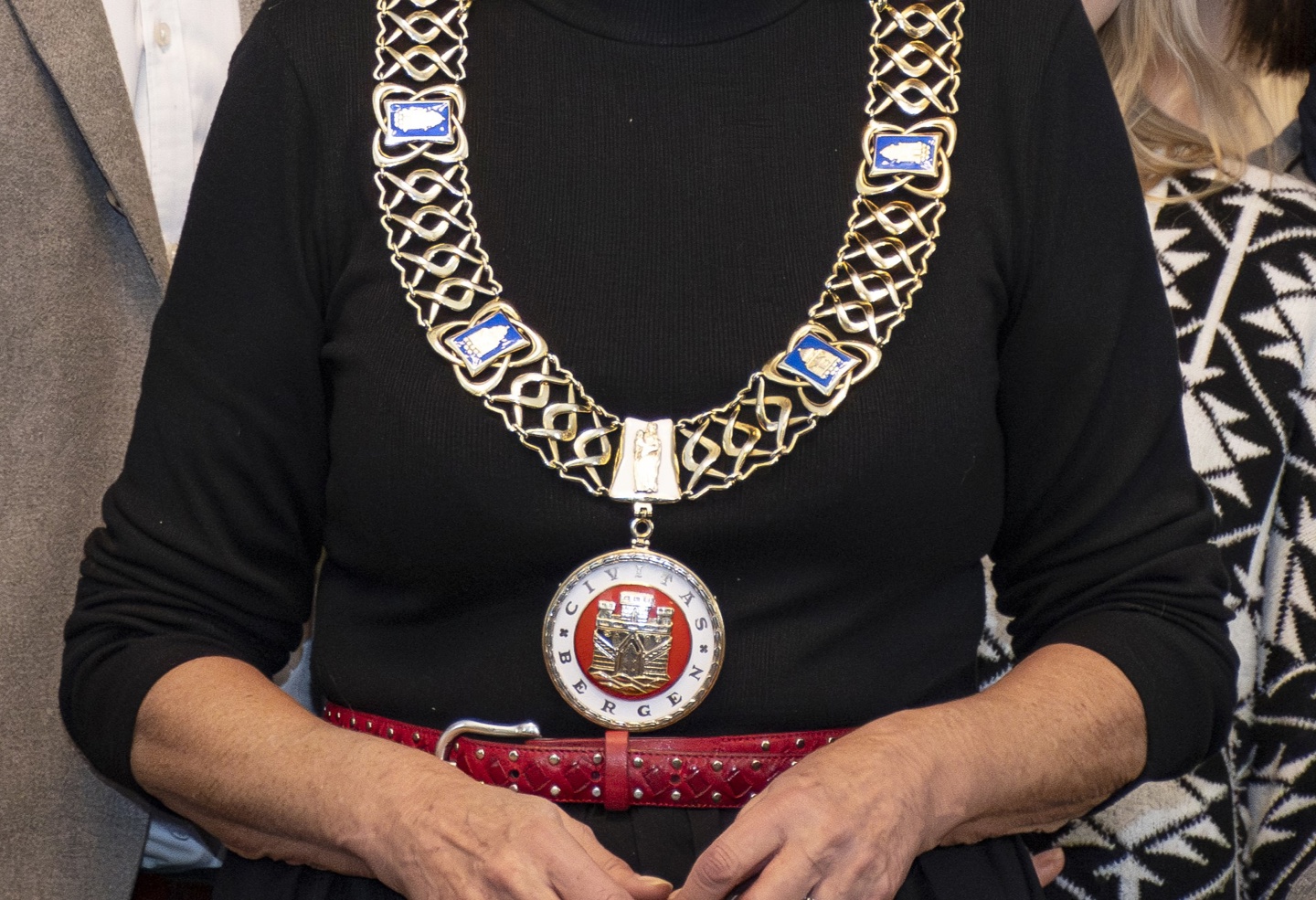 Et ordførerkjede henger rundt halsen til en ordfører.