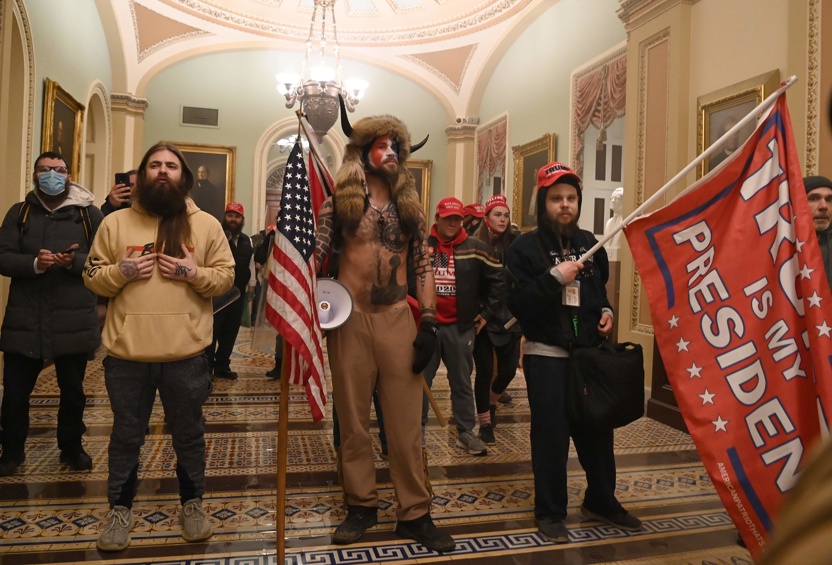 Demonstranter inne i kongressbygningen i USA.