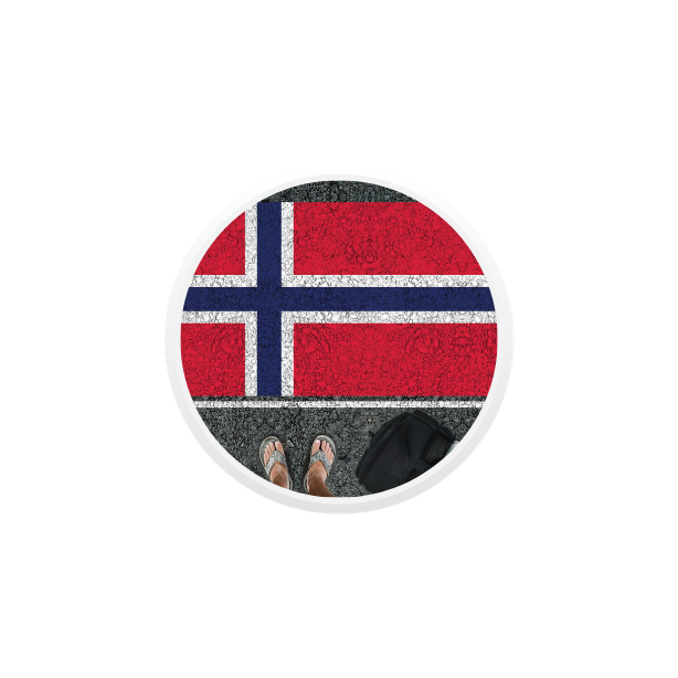 Føtter foran et norsk flagg malt i asfalten.