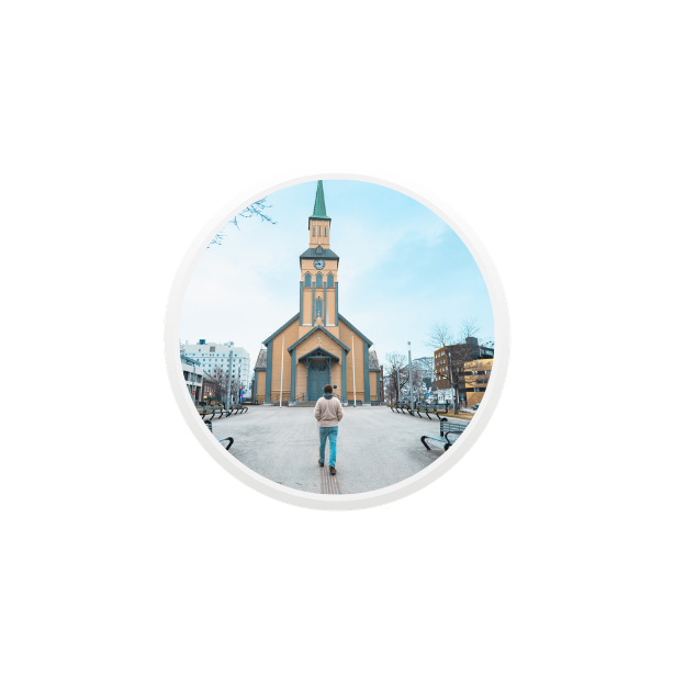 En person går mot en kirke.