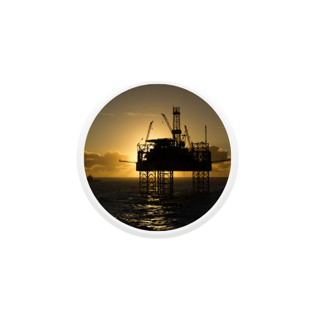 En oljeplattform i solnedgang.