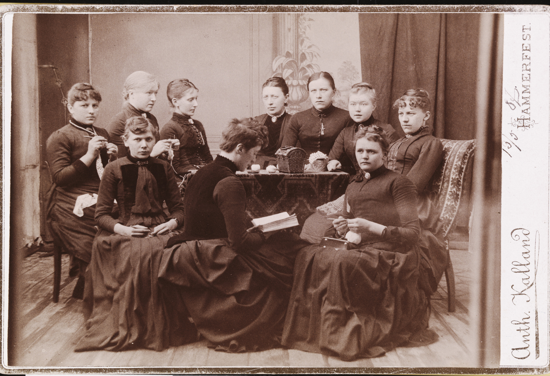 En gruppe kvinner sitter og leser i 1887.