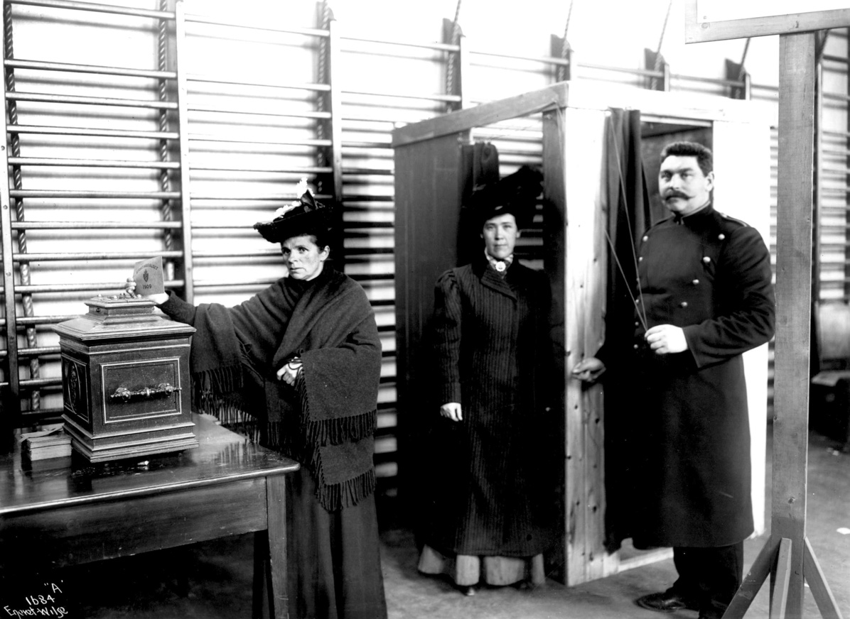 Nokre år før 1913 fekk nokre kvinner stemmerett. Felles for desse var at dei hadde eiga inntekt. 