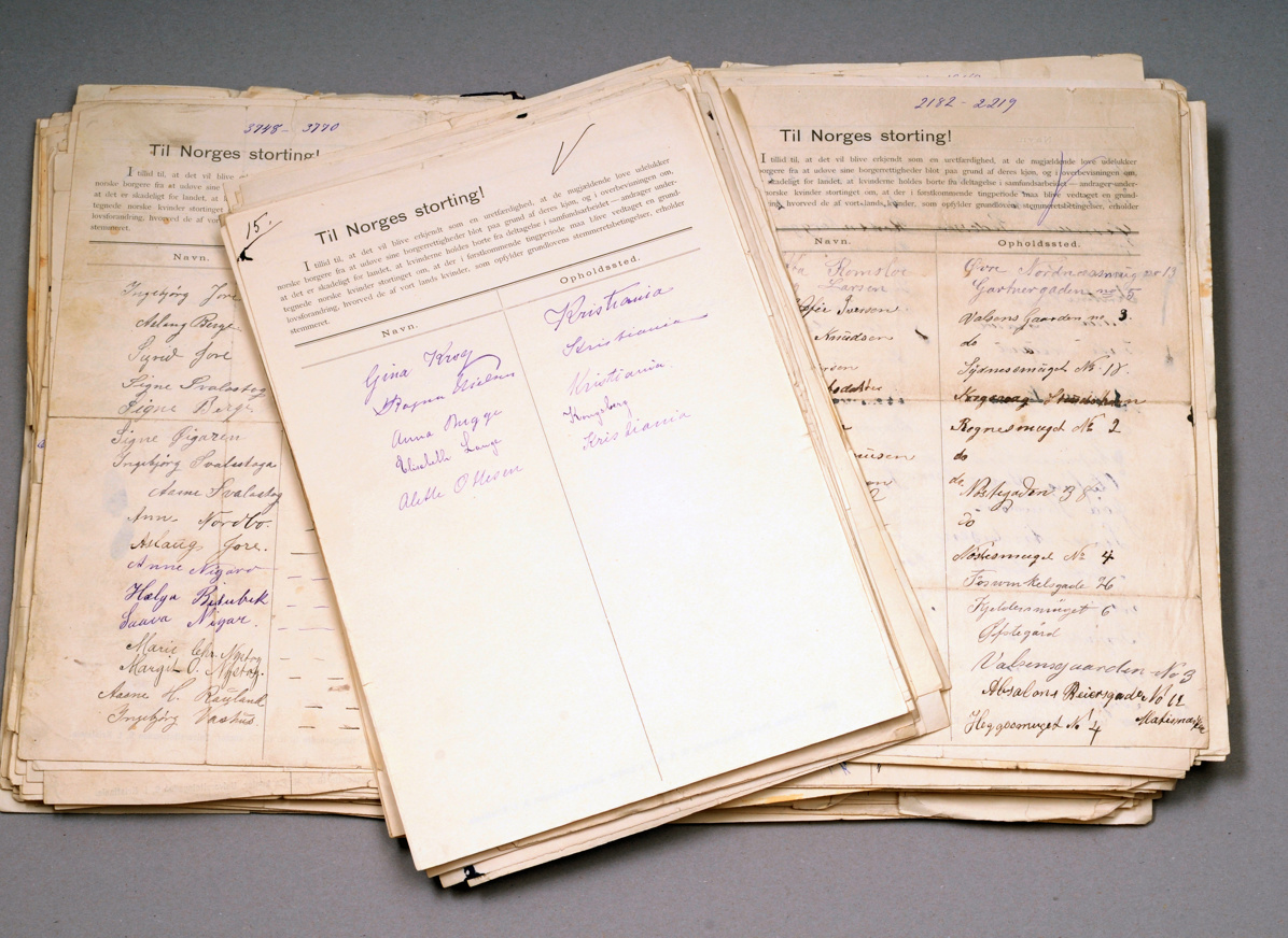I 1890 ble 4533 underskrifter fra kvinner samlet inn, til støtte for et grunnlovsforslag om stemmerett for kvinner. Forslaget fikk ikke flertall.