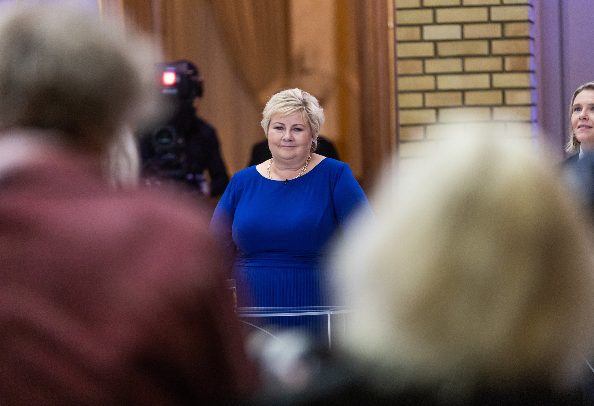 Erna Solberg i vandrehallen på valgnatt 2021
