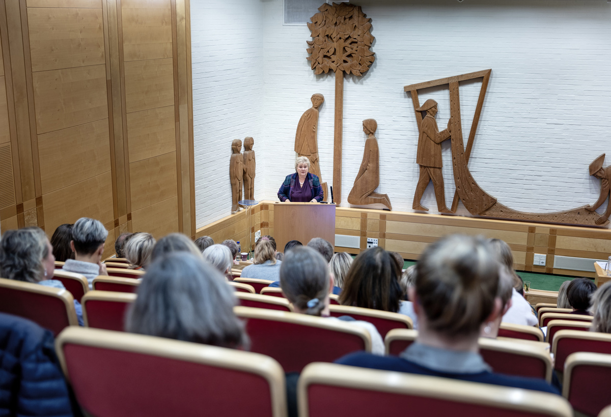 Erna Solberg holder et foredrag foran et publikum.