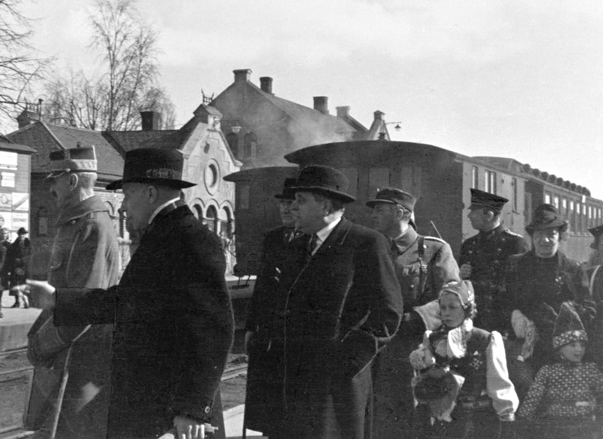 Kongefamilien, regjeringa og store delar av Stortinget på Hamar jernbanestasjon 9. april 1940. Nedst til høgre ser du prins Harald.