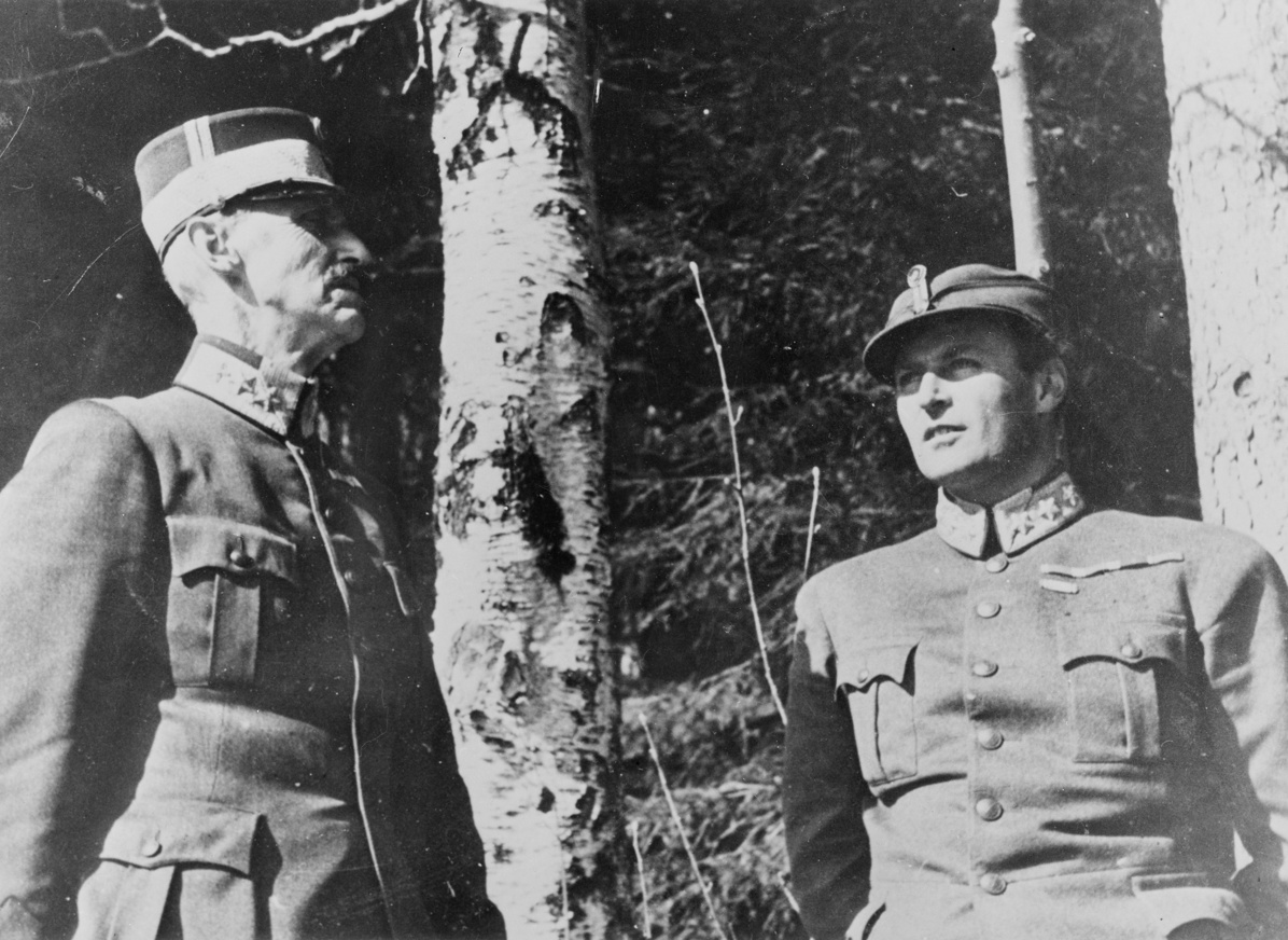 Kong Haakon VII og kronprins Olav i Molde i slutten av april 1940. Treet i bakgrunnen har fått navnet Kongebjørka.