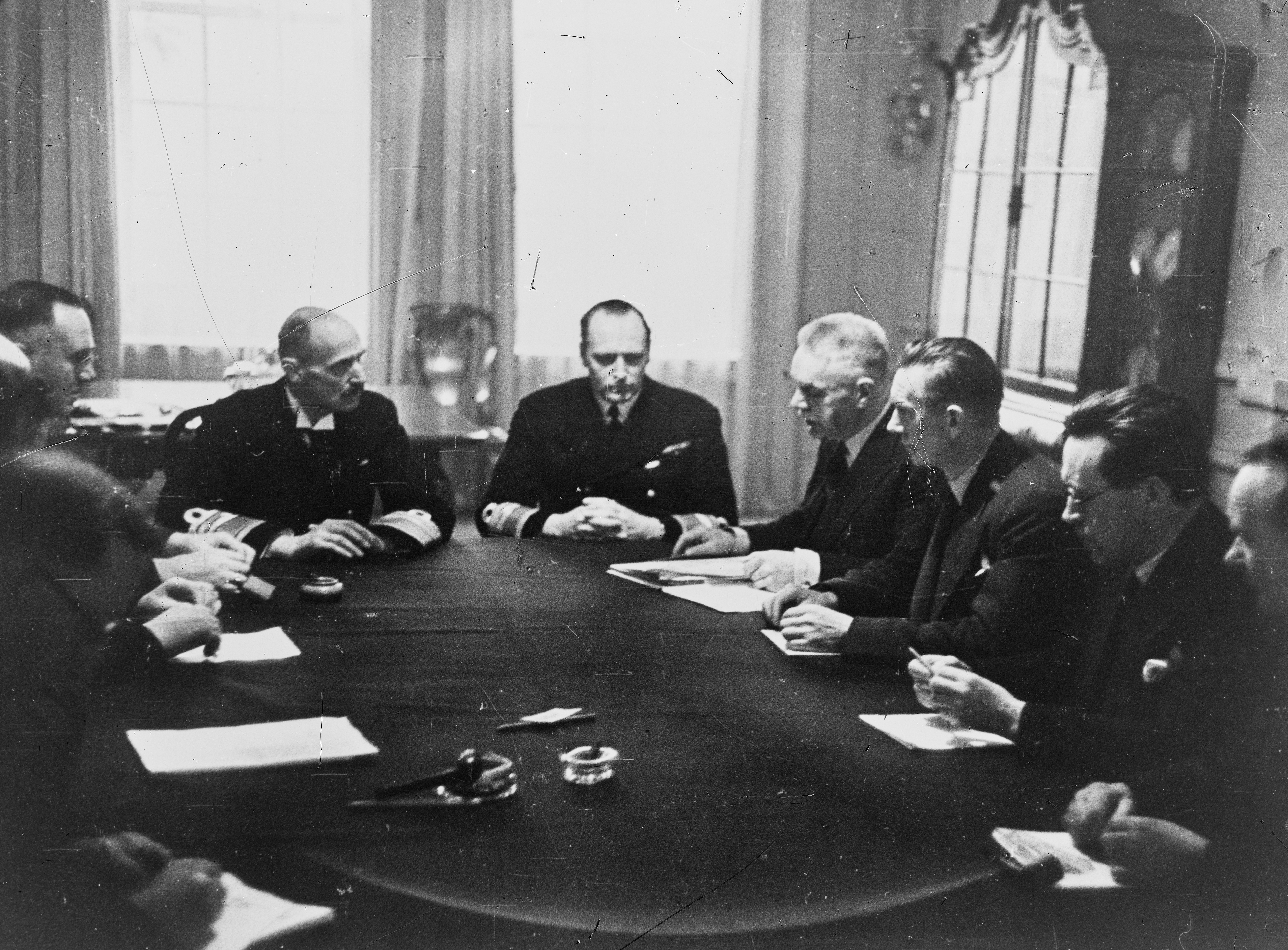 Kong Haakon VII, Kronprins Olav og regjeringen sitter rundt et bord.