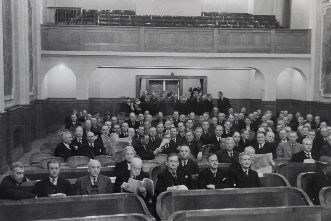 Stortingsrepresentantene er samlet i en sal.